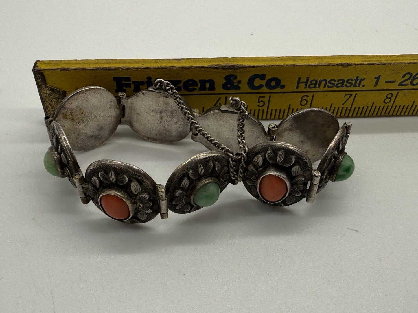 ANTIKES CHINESISCHES EXPORT FLORALES SILBER ARMBAND MIT JADE & KORALLE