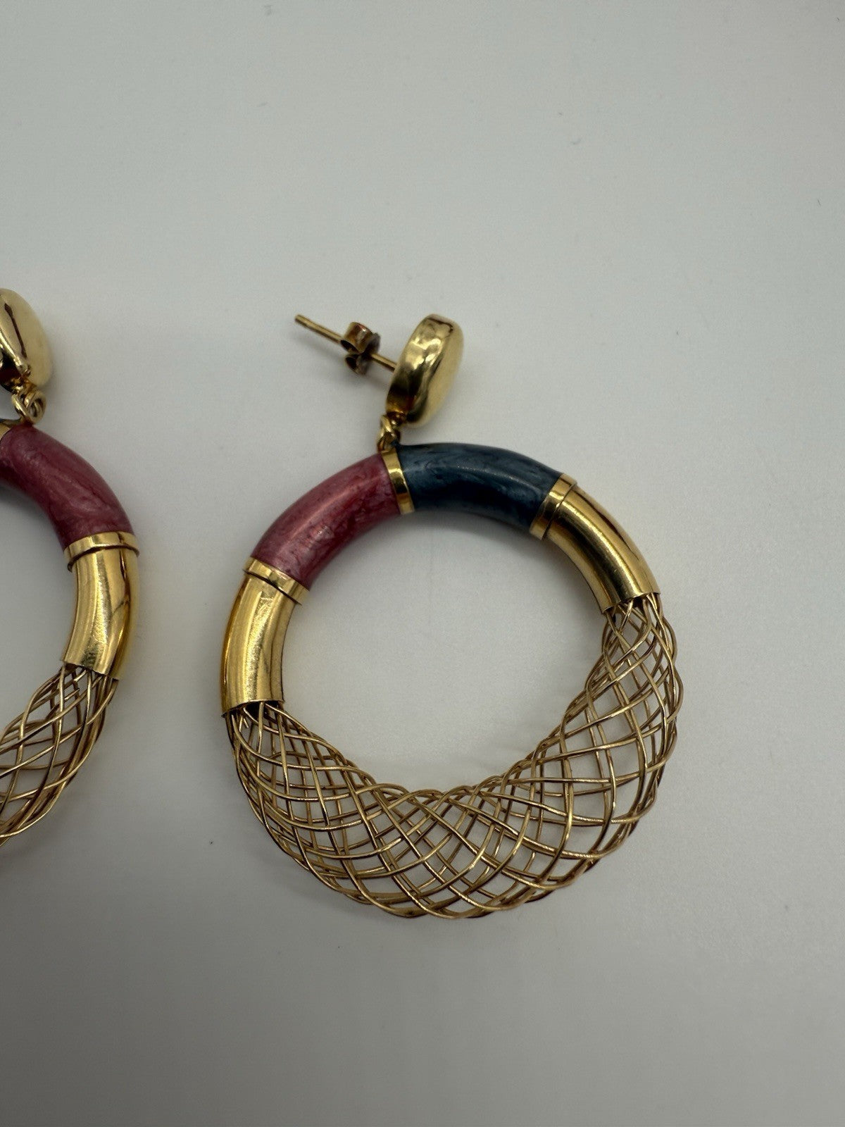 DESIGN-CREOLEN AUS 750 GOLD (18K) EMAILLE & GOLDGEFLECHT