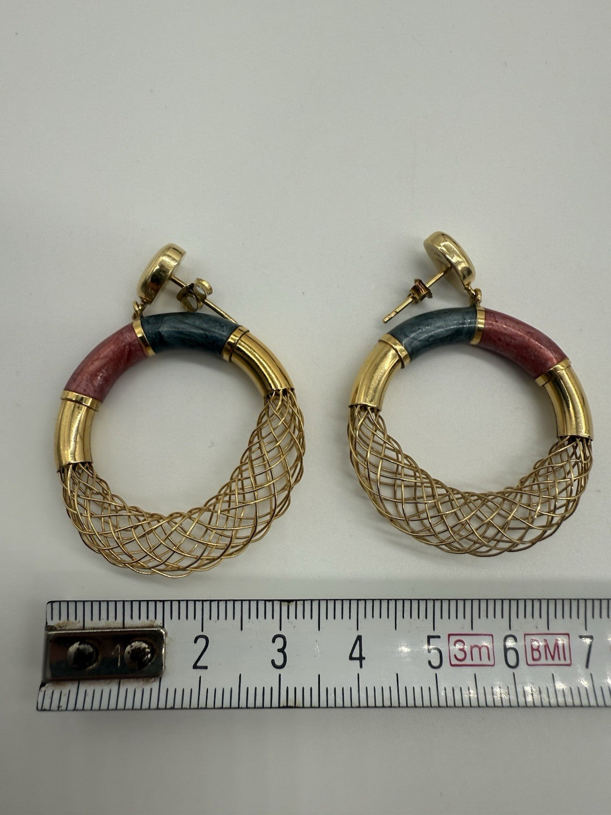 DESIGN-CREOLEN AUS 750 GOLD (18K) EMAILLE & GOLDGEFLECHT