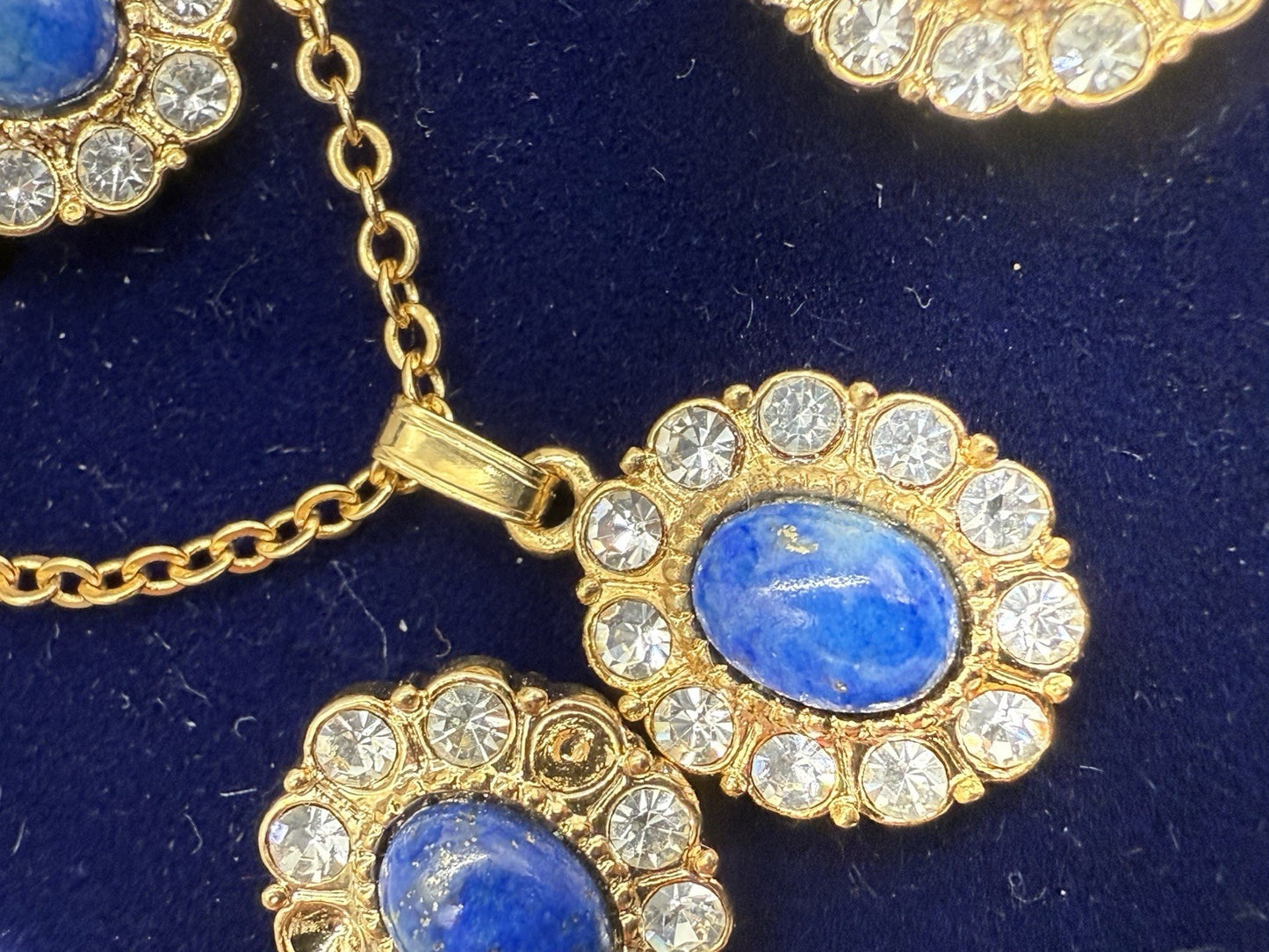 VINTAGE SCHMUCKSET BLAU-GOLD MIT STRASS - HALSKETTE, OHRSCHMUCK & RING