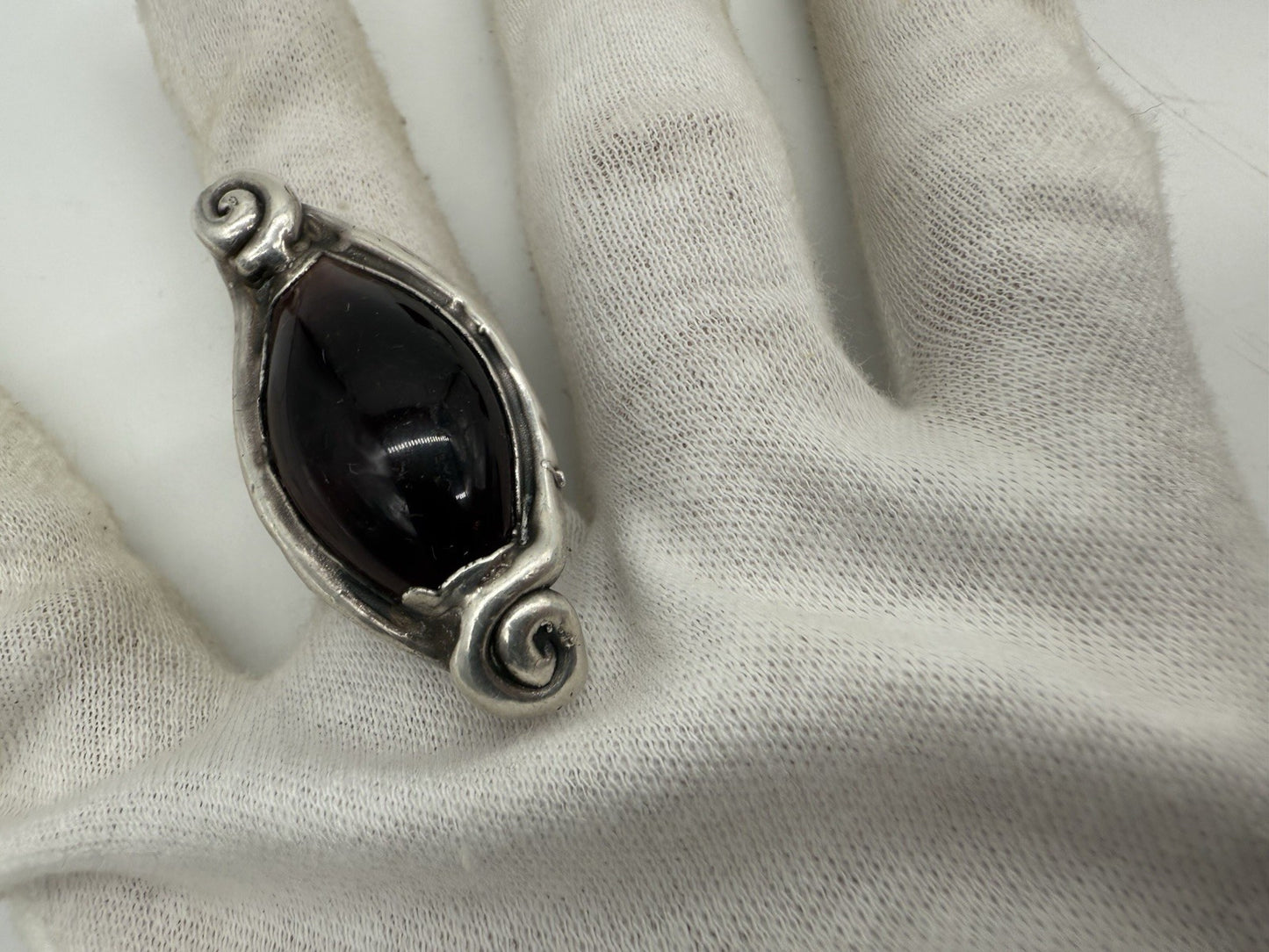 VINTAGE 925 SILBER RING GOTHIC STIL MIT GROßEM DUNKELROTEN STEIN GR.56
