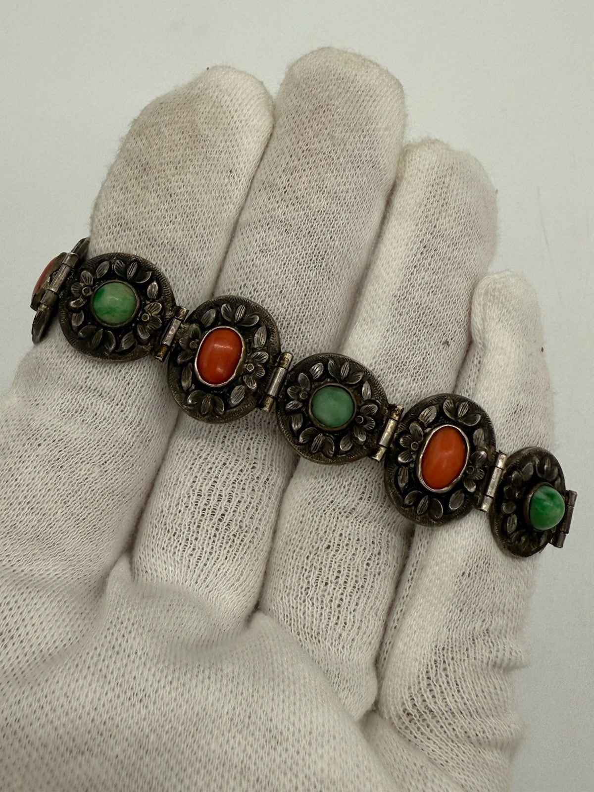 ANTIKES CHINESISCHES EXPORT FLORALES SILBER ARMBAND MIT JADE & KORALLE