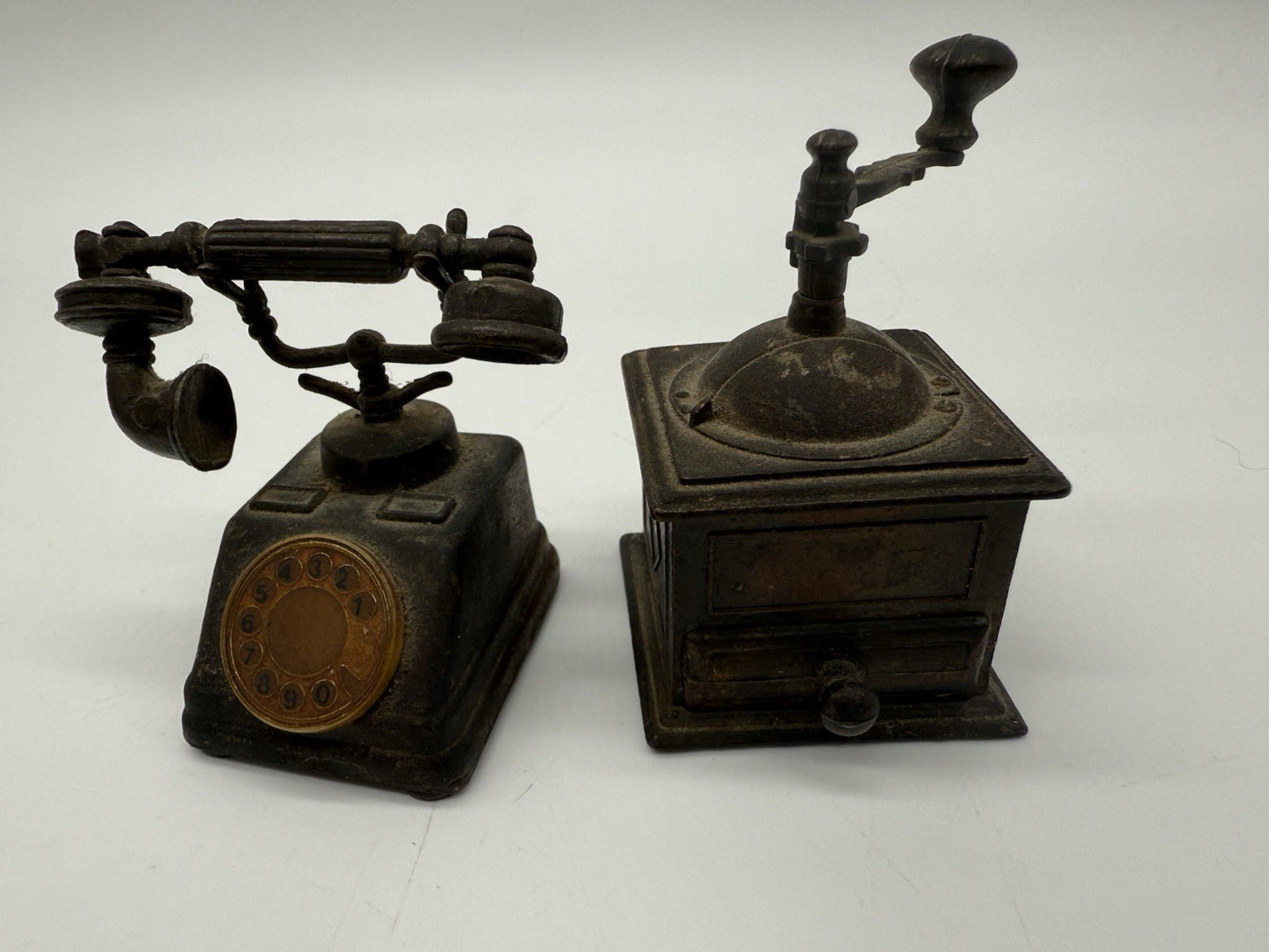 VINTAGE ANSPITZER BLEISTIFTSPITZER ALS TELEFON & KAFFEEMÜHLE MINIATUR