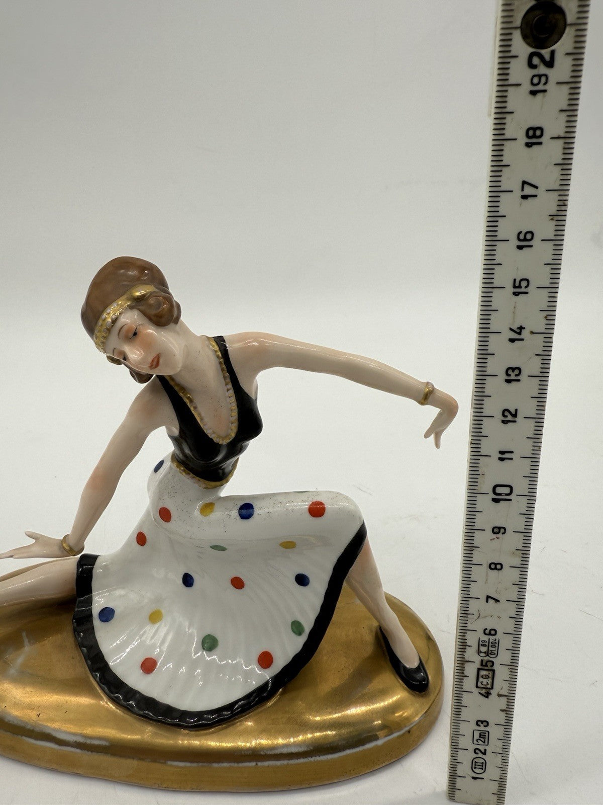 ART DECO TÄNZERIN AUF GOLDFARBENEM SOCKEL - WIENER PORZELLAN