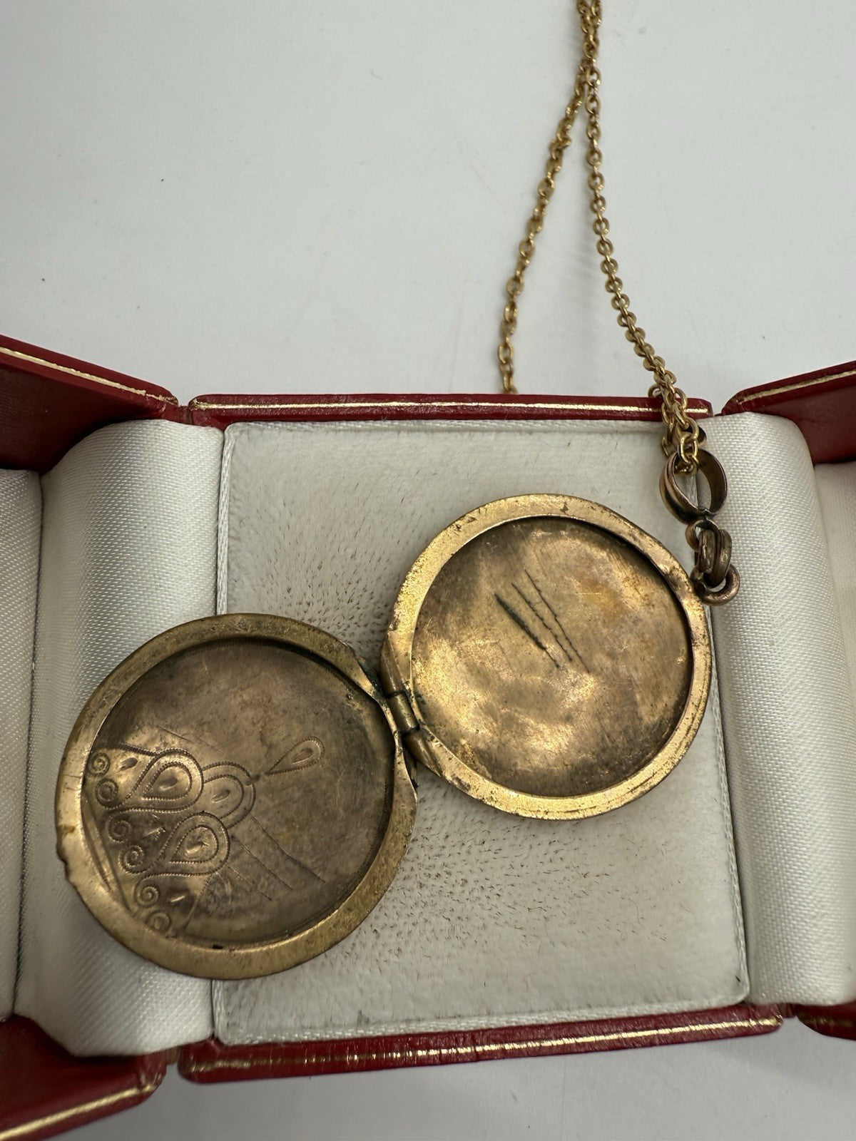 ANTIKES ROLLED GOLD MEDAILLON ART DECO MIT KETTE
