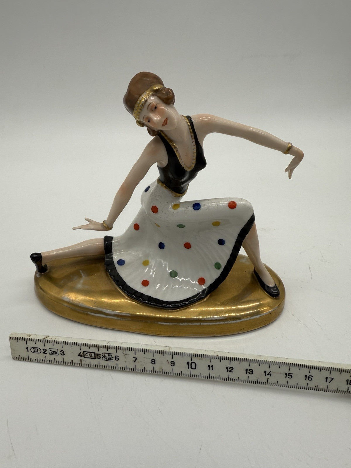 ART DECO TÄNZERIN AUF GOLDFARBENEM SOCKEL - WIENER PORZELLAN