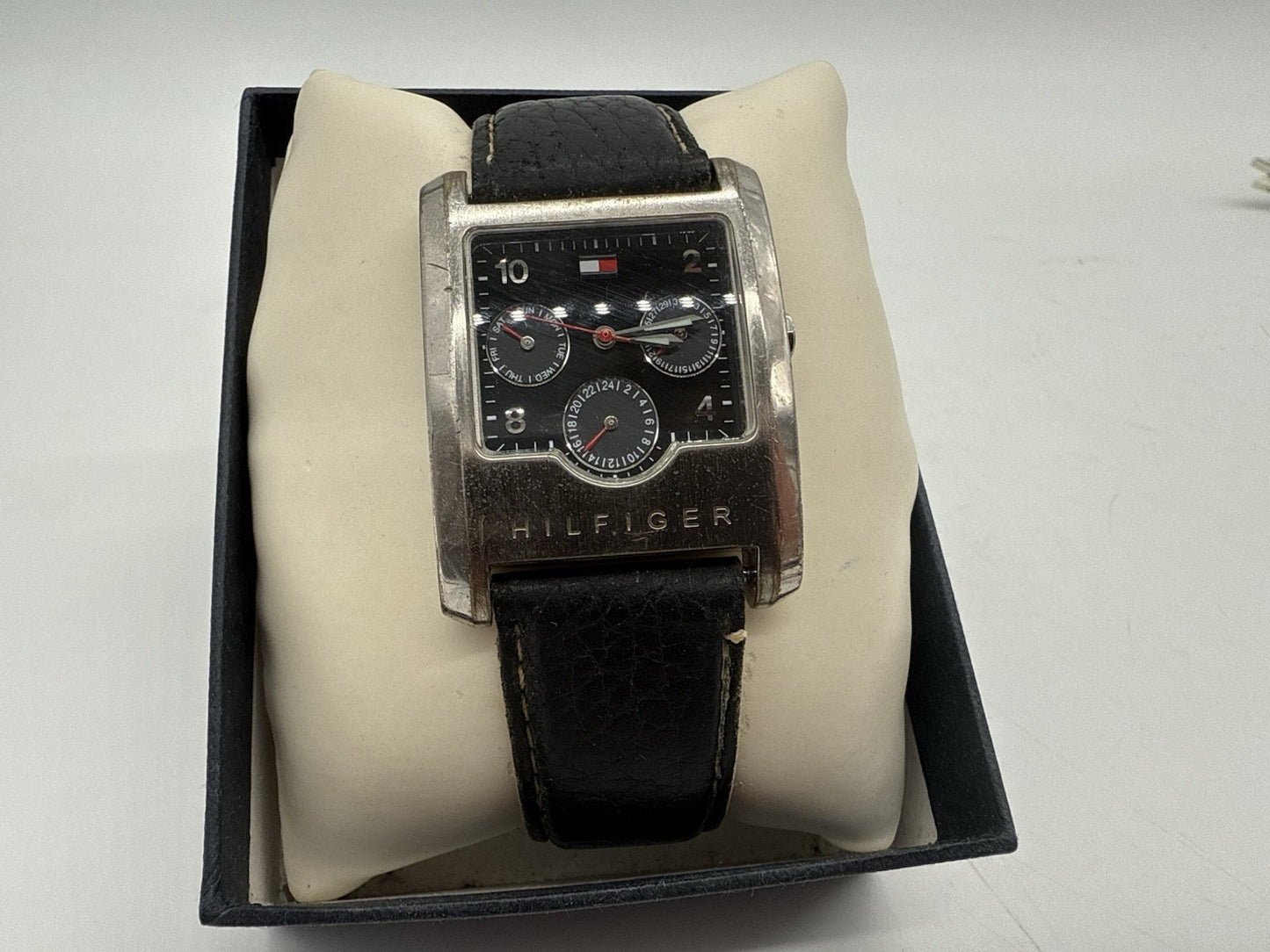 VINTAGE TOMMY HILFIGER CHRONO DATUM & TAG ARMBANDUHR
