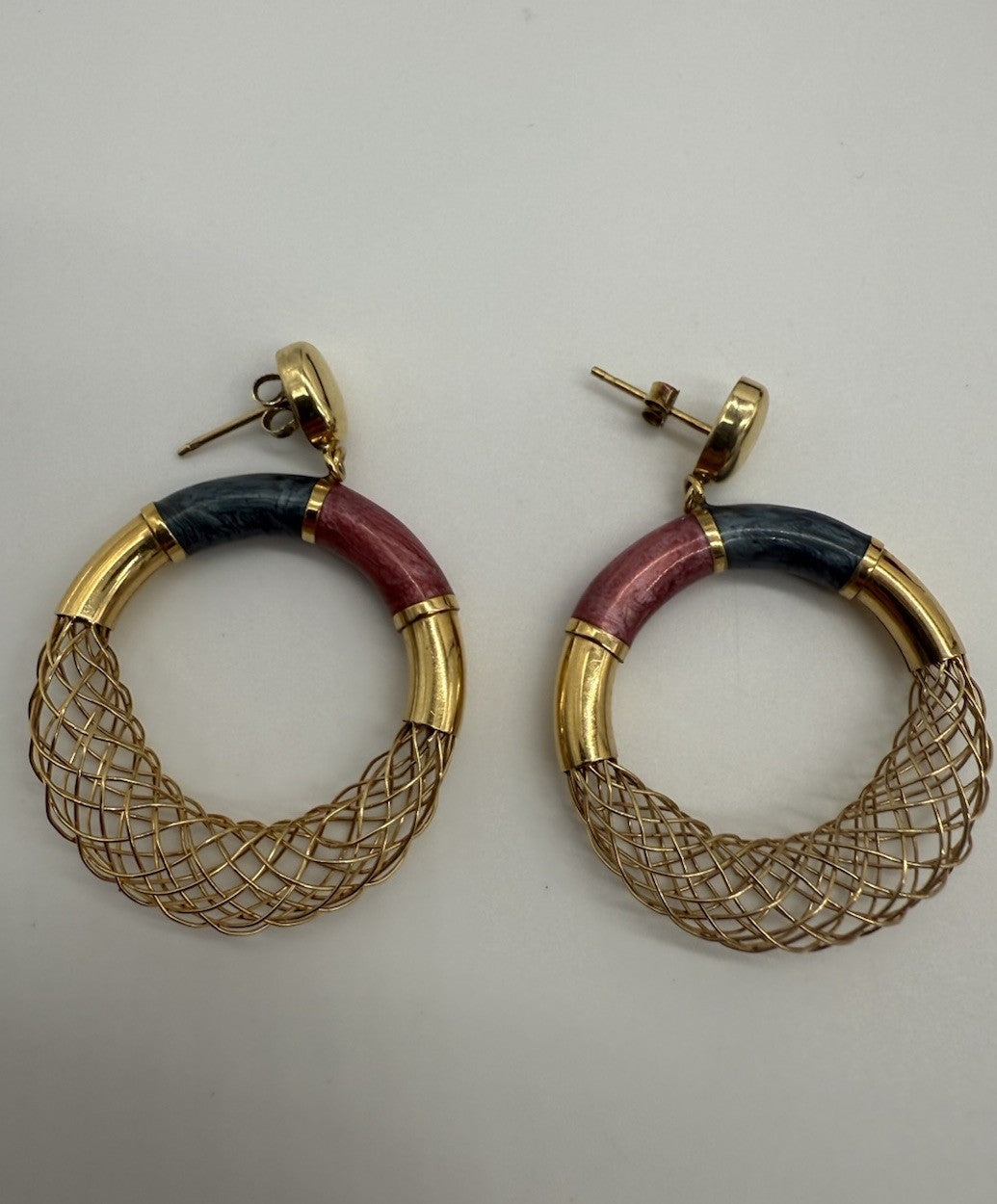 DESIGN-CREOLEN AUS 750 GOLD (18K) EMAILLE & GOLDGEFLECHT