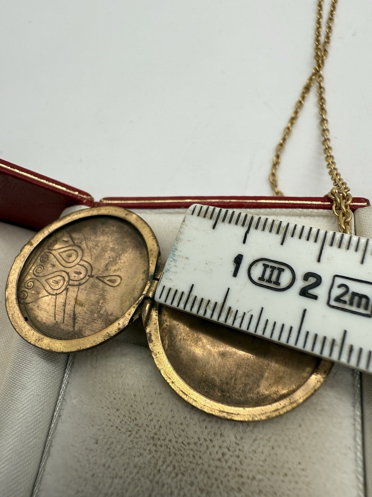 ANTIKES ROLLED GOLD MEDAILLON ART DECO MIT KETTE