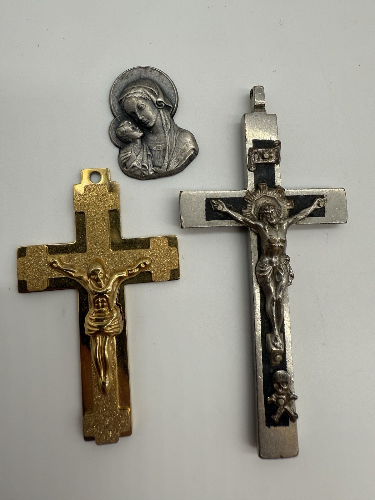 KONVOLUT CHRISTLICHE ANHÄNGER - KREUZ MIT JESUS & MARIA MEDAILLE