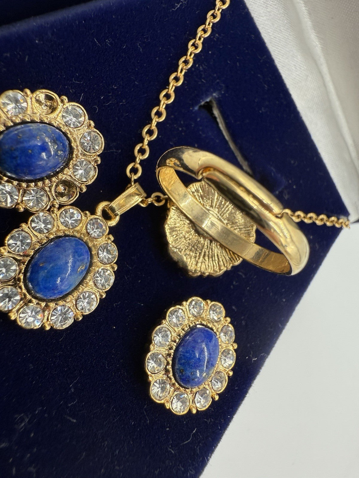 VINTAGE SCHMUCKSET BLAU-GOLD MIT STRASS - HALSKETTE, OHRSCHMUCK & RING