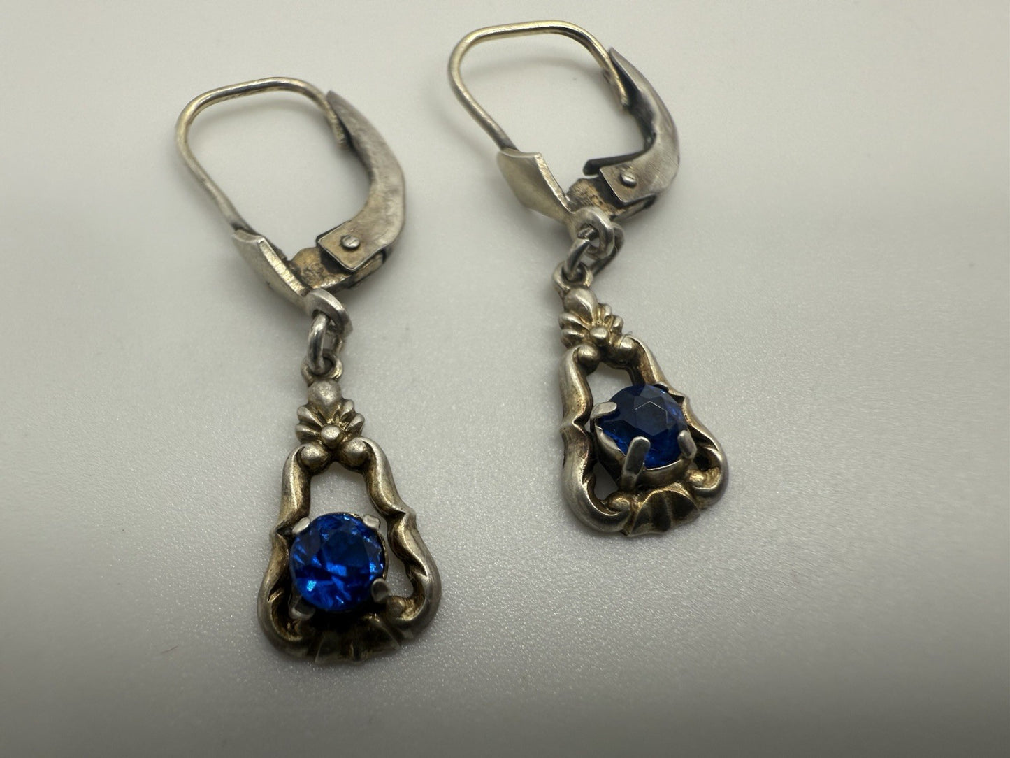 FUNKELNDE ECHTSILBER VINTAGE OHRRINGE MIT BLAUEM STEIN