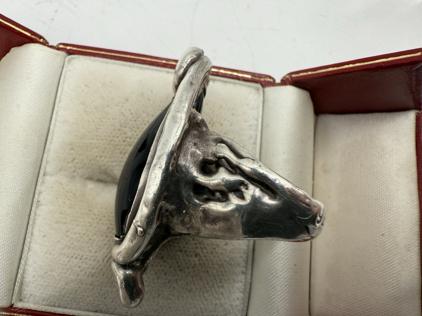 VINTAGE 925 SILBER RING GOTHIC STIL MIT GROßEM DUNKELROTEN STEIN GR.56