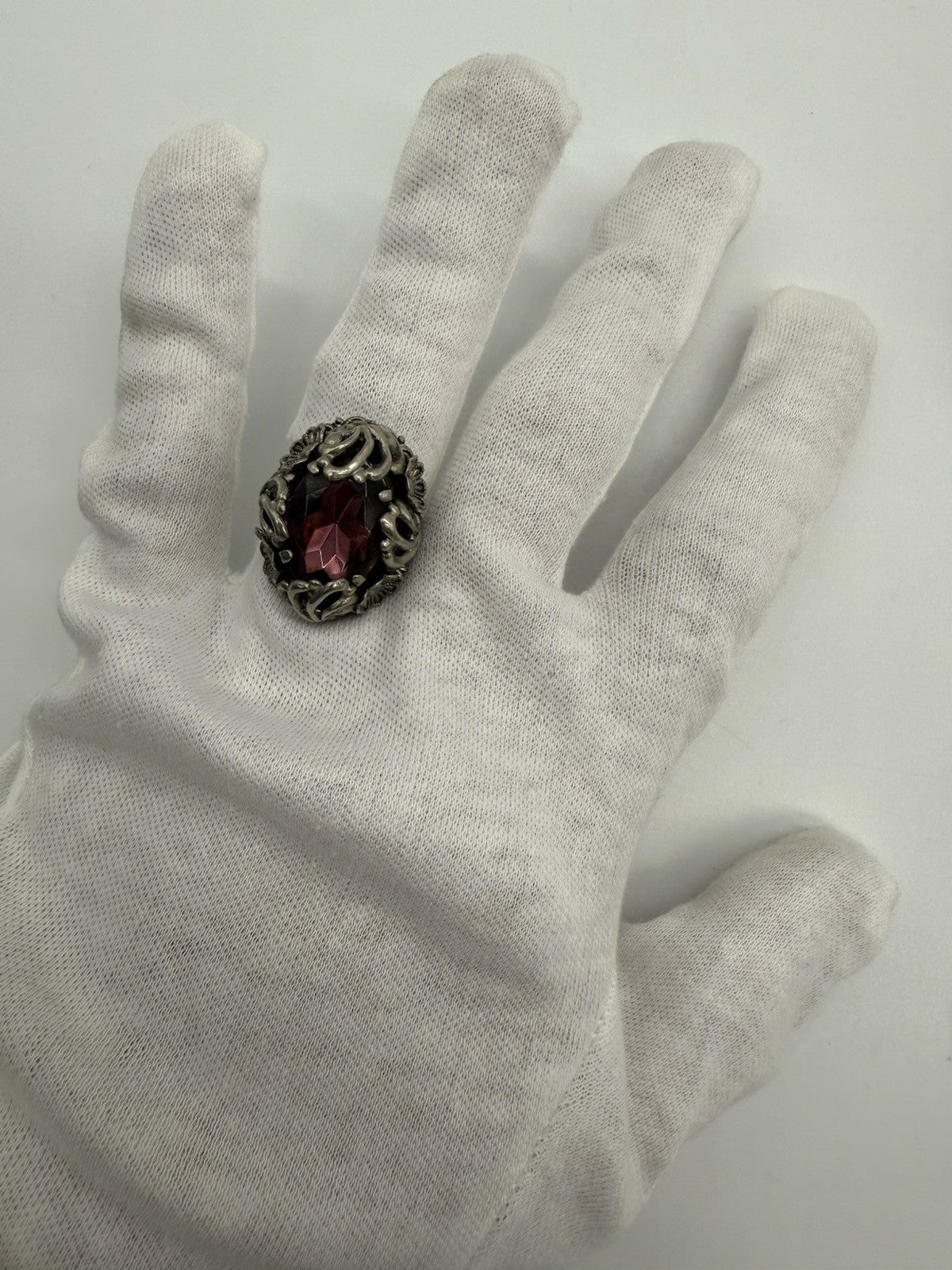 AUFFÄLIGER SILBER COCKTAILRING MIT VIOLETTEM GLASSTEIN FLORAL STIL GR.53