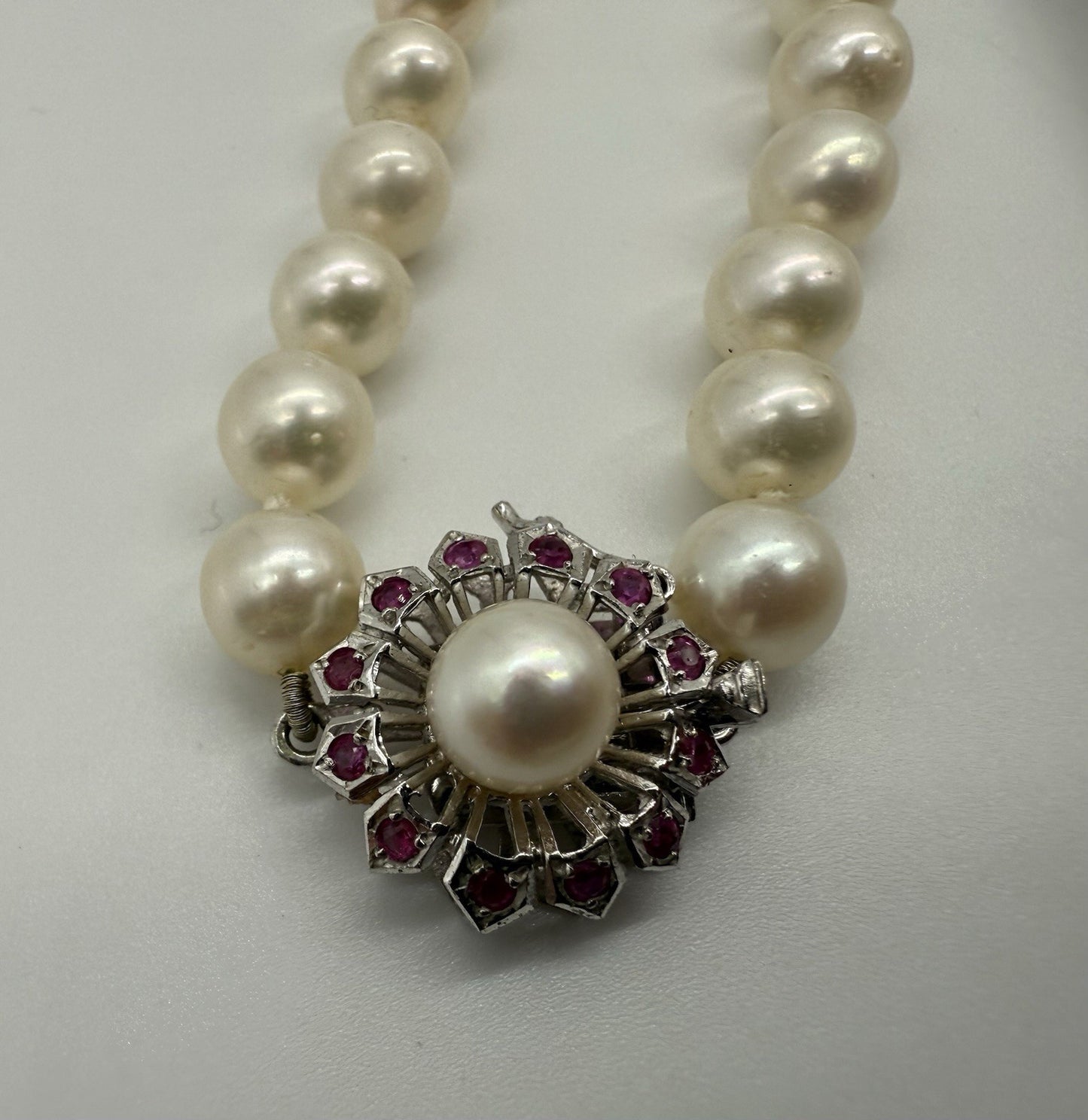 ANTIKE PERLENKETTE MIT 585er 14K GOLD VERSCHLUSS MIT RUBIN, AKOYA COLLIER