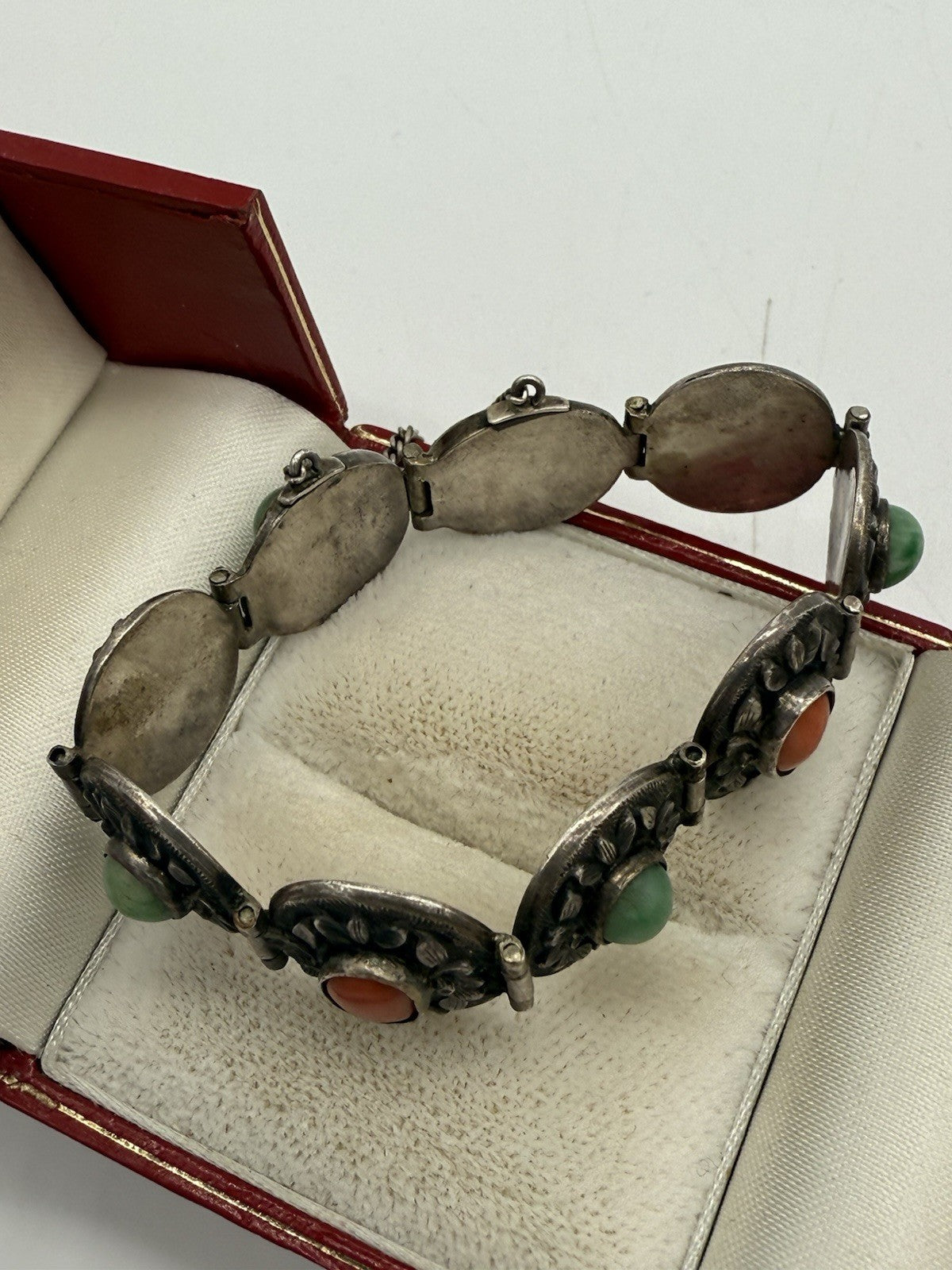ANTIKES CHINESISCHES EXPORT FLORALES SILBER ARMBAND MIT JADE & KORALLE