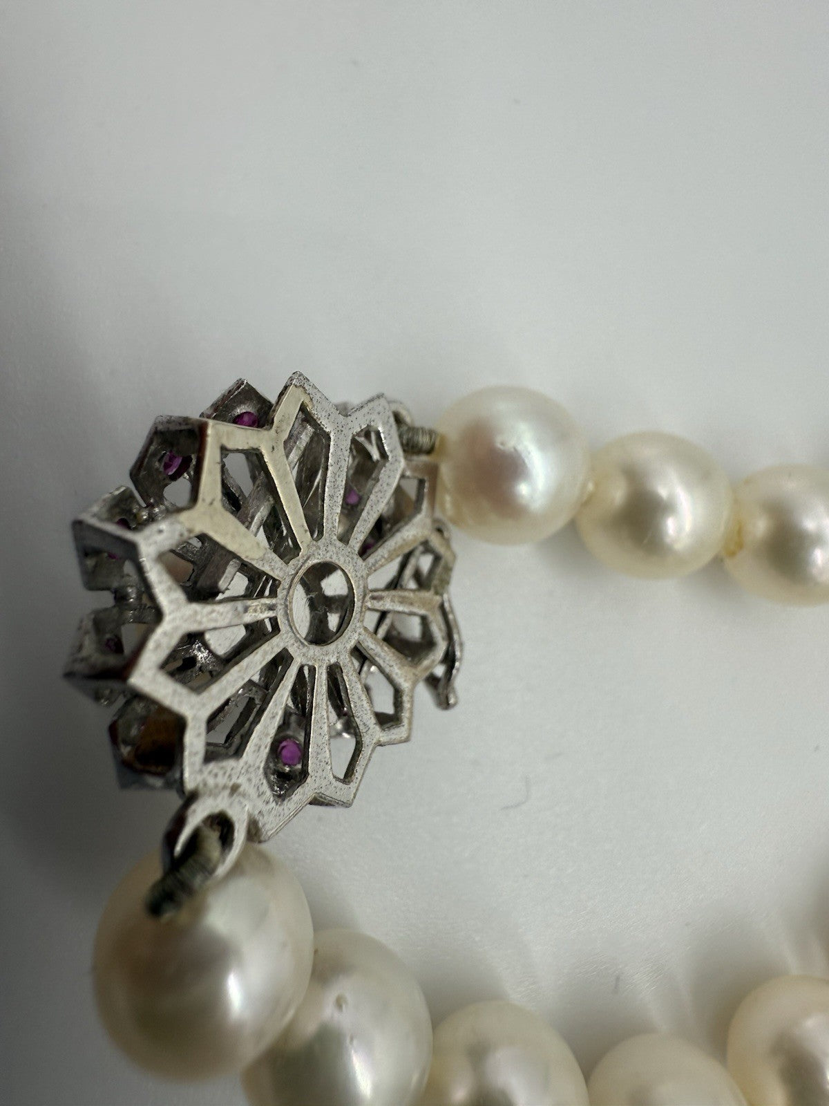 ANTIKE PERLENKETTE MIT 585er 14K GOLD VERSCHLUSS MIT RUBIN, AKOYA COLLIER