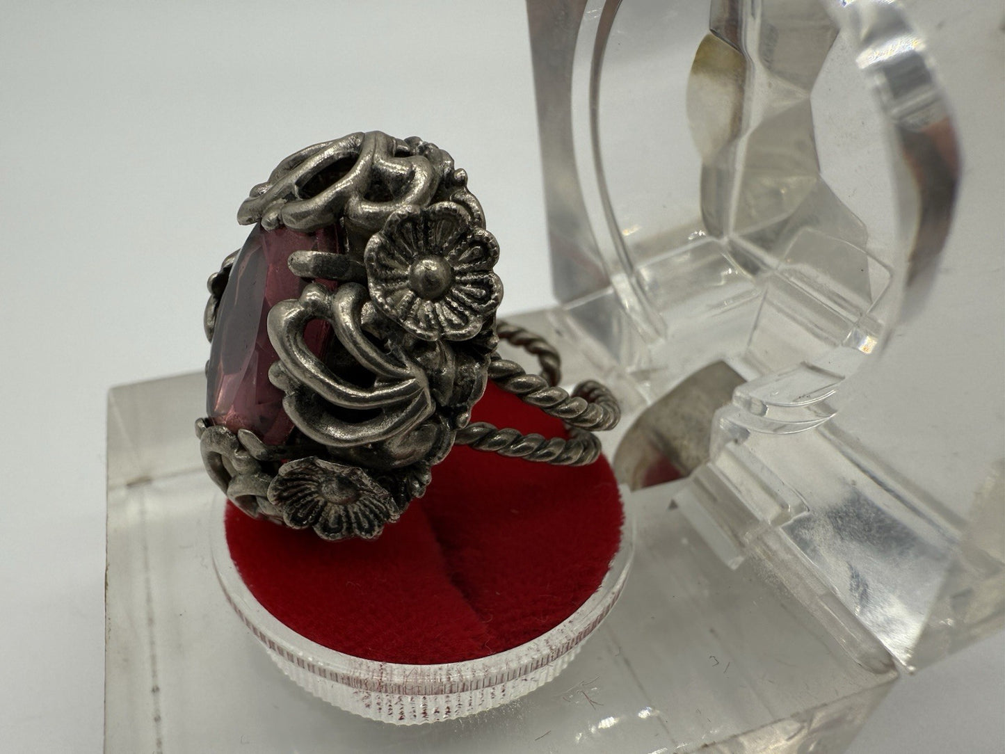 AUFFÄLIGER SILBER COCKTAILRING MIT VIOLETTEM GLASSTEIN FLORAL STIL GR.53