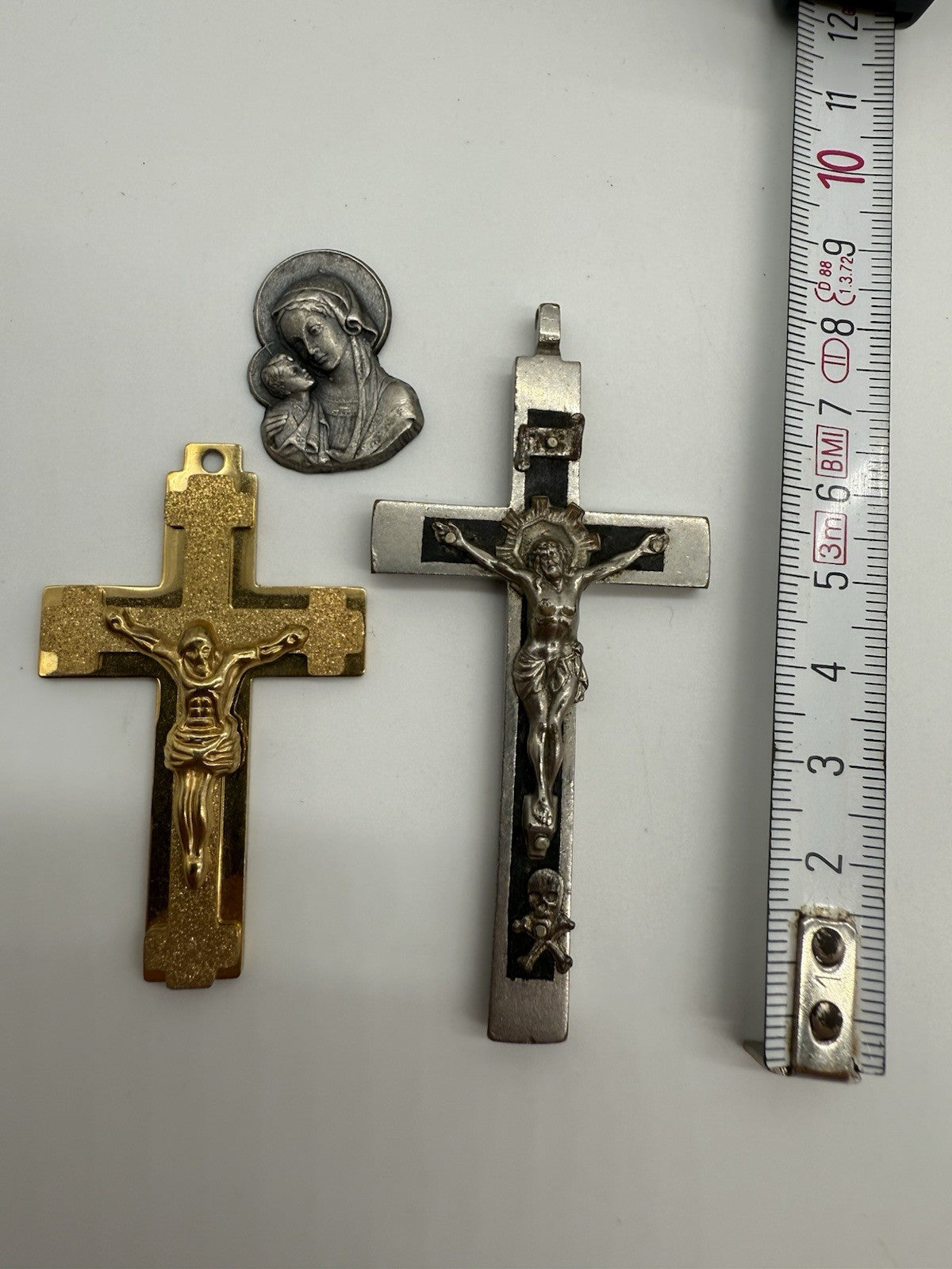 KONVOLUT CHRISTLICHE ANHÄNGER - KREUZ MIT JESUS & MARIA MEDAILLE
