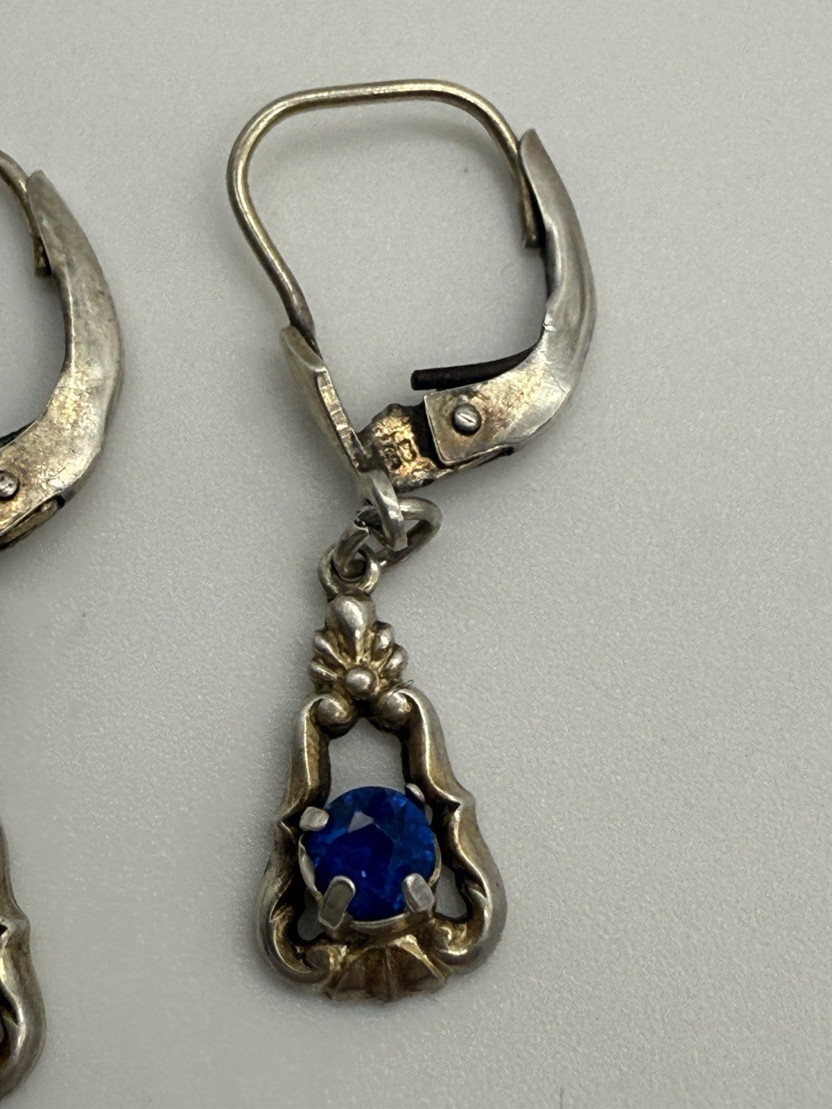 FUNKELNDE ECHTSILBER VINTAGE OHRRINGE MIT BLAUEM STEIN