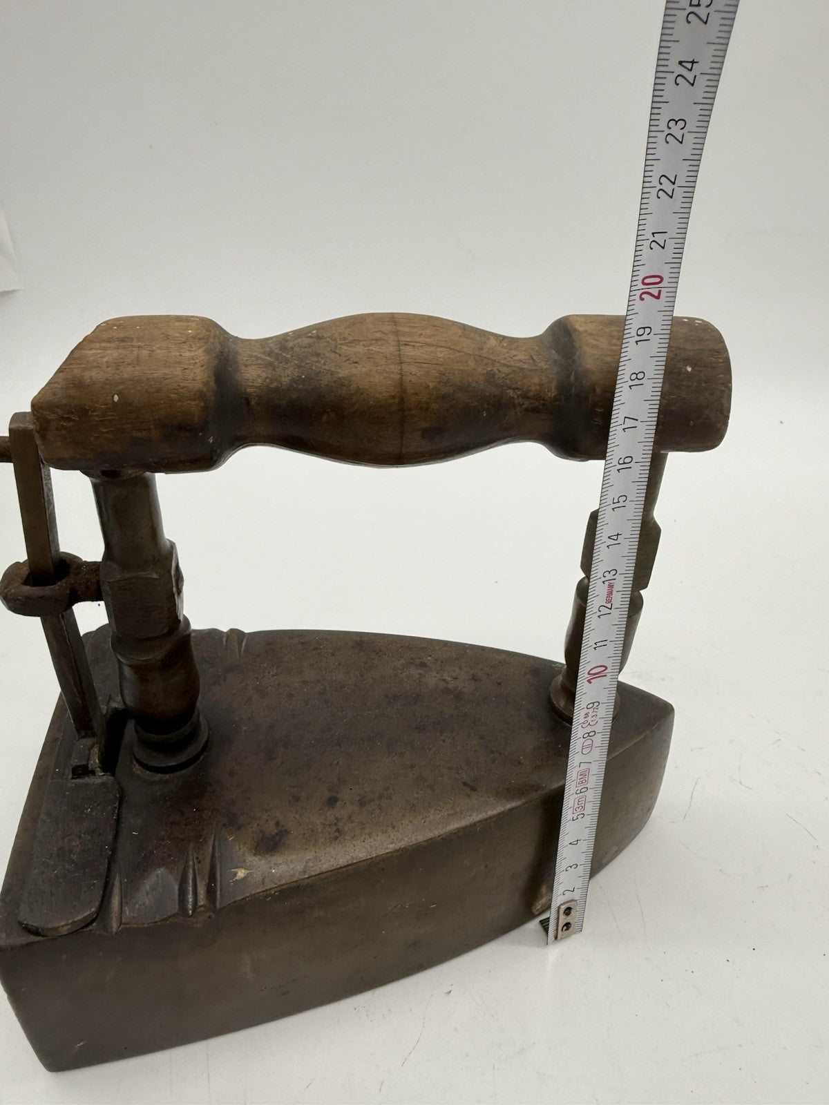 ANTIKES BÜGELEISEN AUS MASSIVEM MESSING MIT HOLZGRIFF