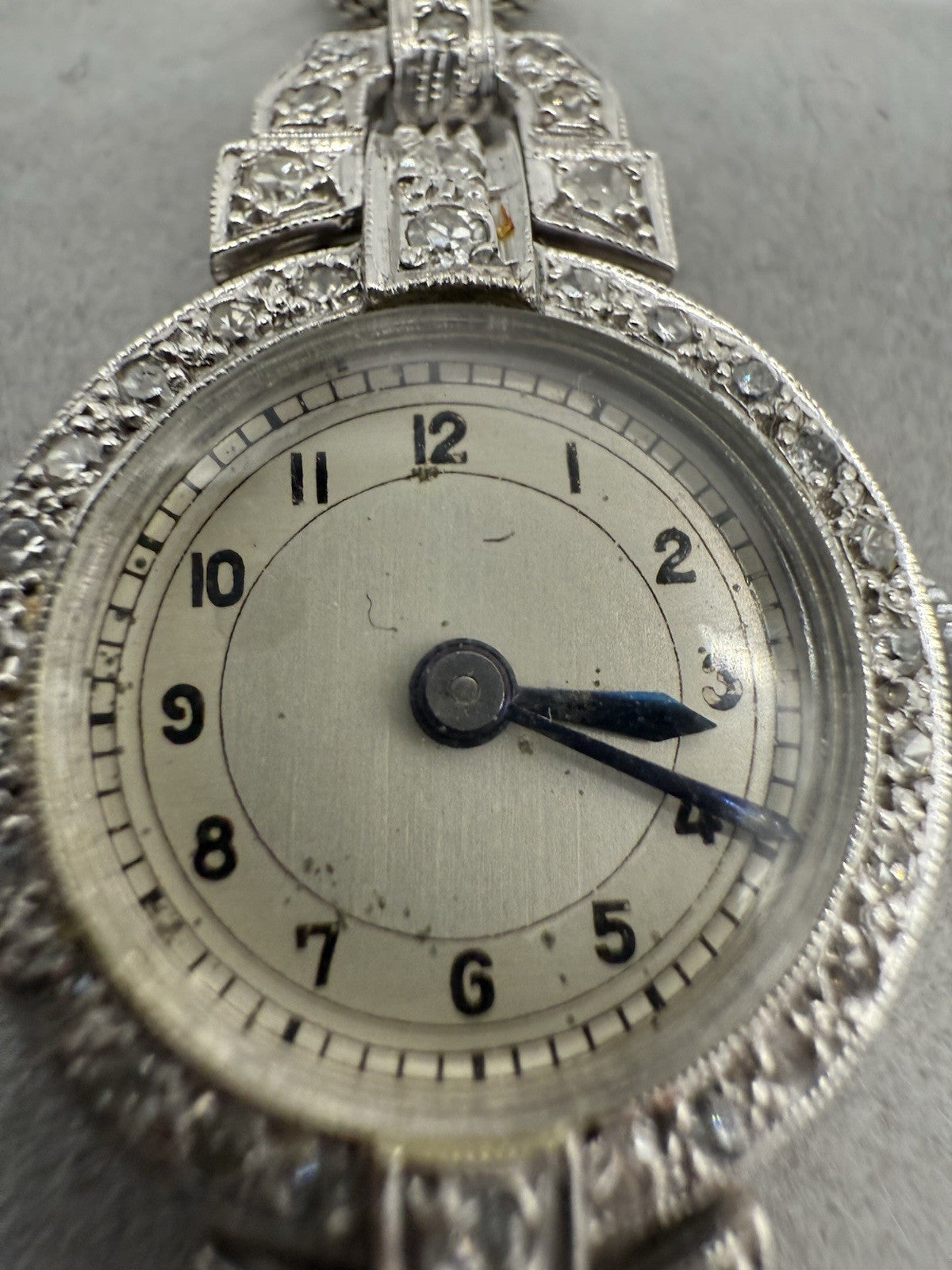 ANTIKE ART DÉCO DAMENARMBANDUHR WEIßGOLD MIT DIAMANTEN UM 1920 - LÄUFT
