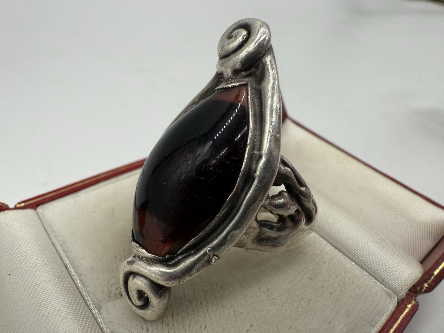 VINTAGE 925 SILBER RING GOTHIC STIL MIT GROßEM DUNKELROTEN STEIN GR.56