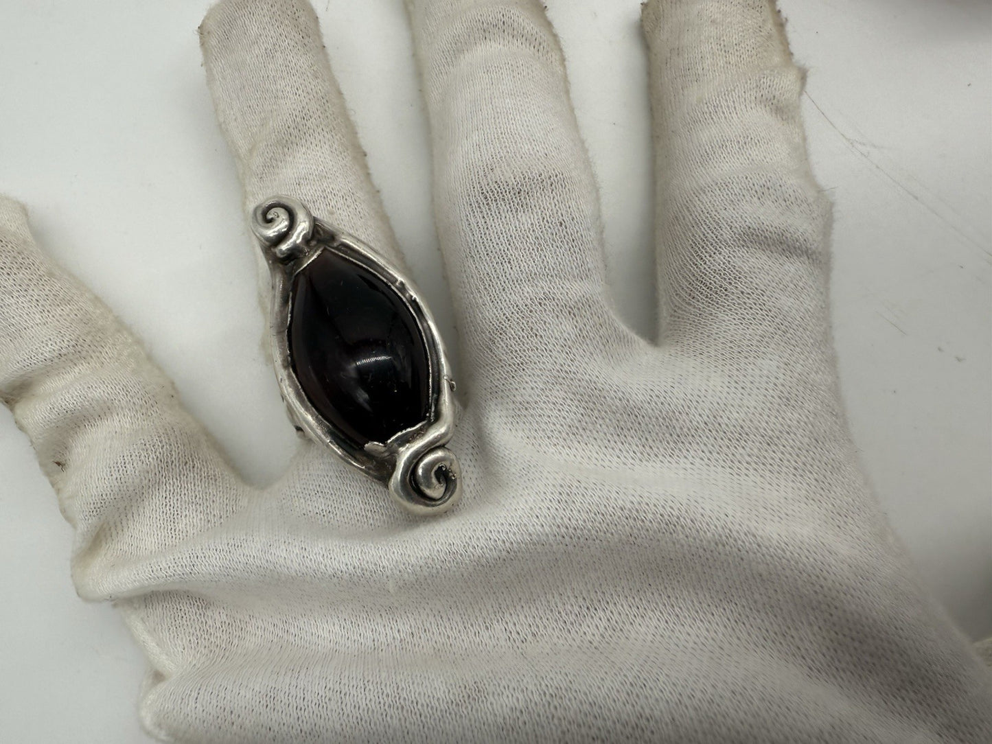 VINTAGE 925 SILBER RING GOTHIC STIL MIT GROßEM DUNKELROTEN STEIN GR.56