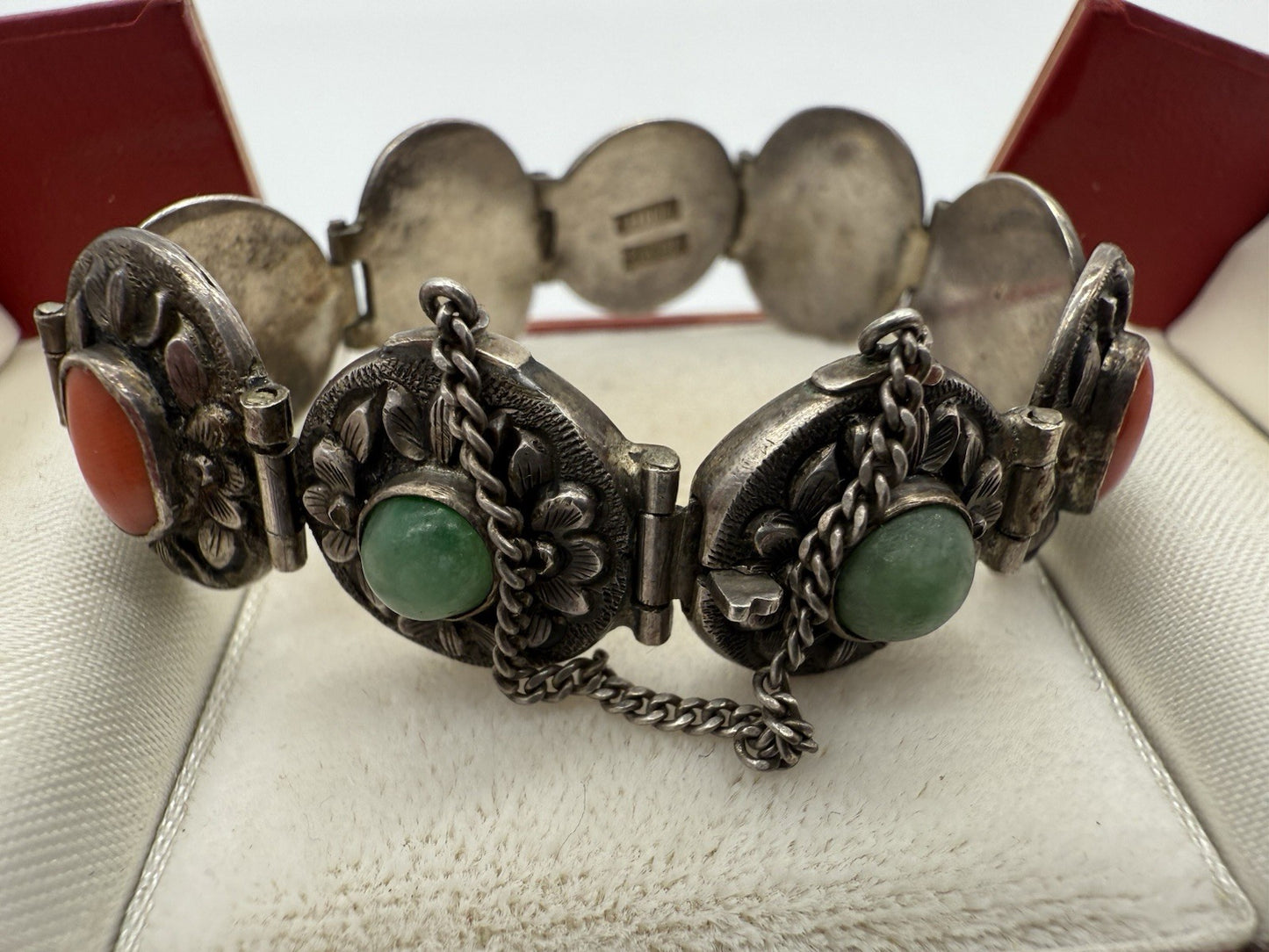 ANTIKES CHINESISCHES EXPORT FLORALES SILBER ARMBAND MIT JADE & KORALLE
