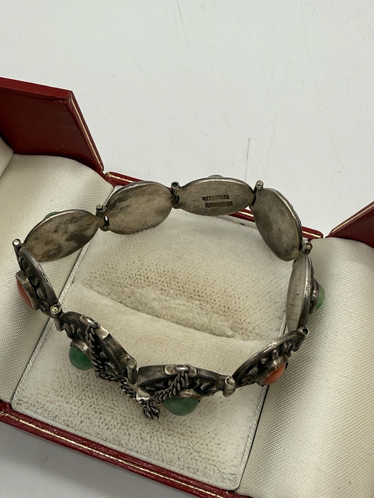 ANTIKES CHINESISCHES EXPORT FLORALES SILBER ARMBAND MIT JADE & KORALLE