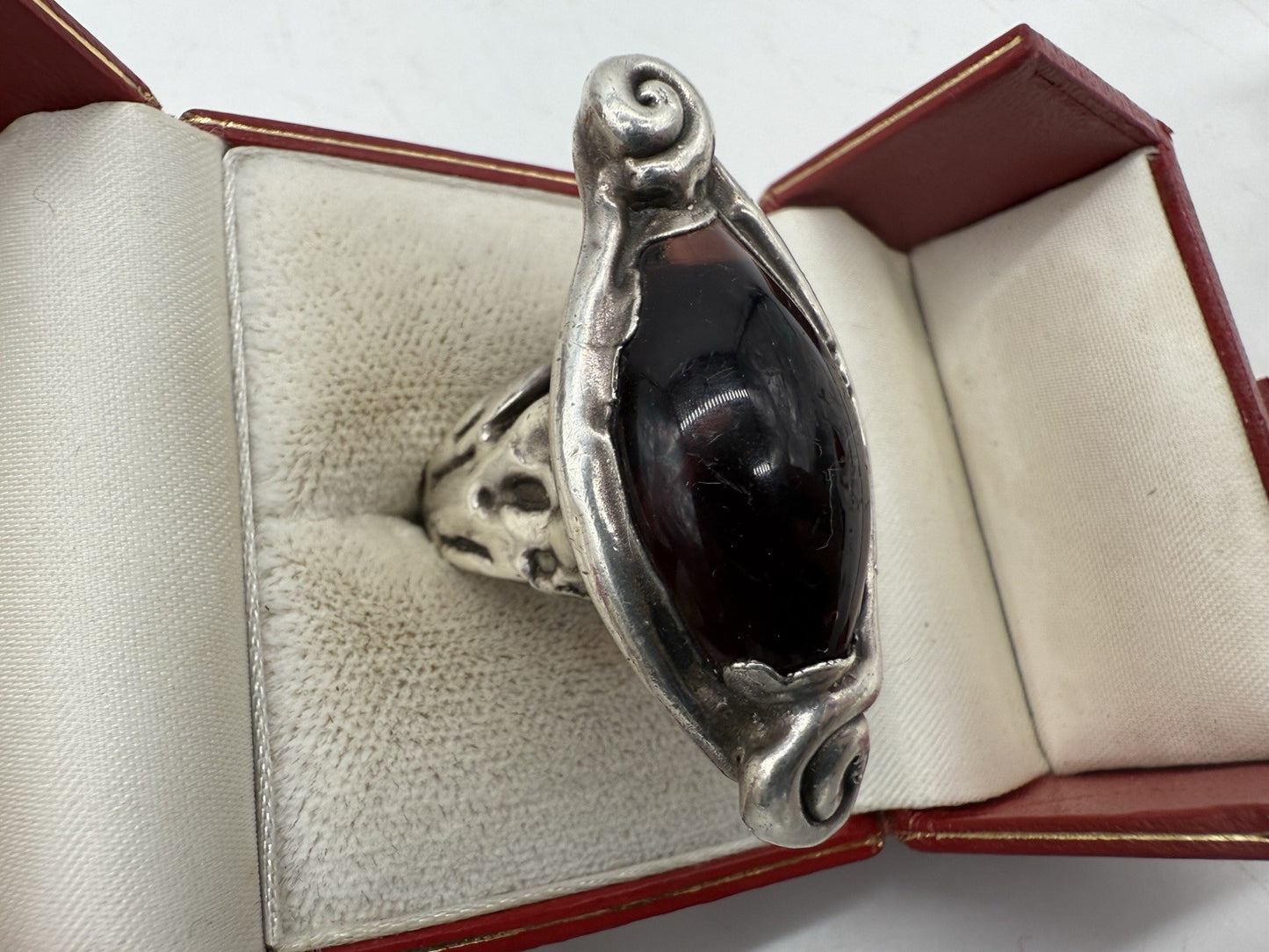 VINTAGE 925 SILBER RING GOTHIC STIL MIT GROßEM DUNKELROTEN STEIN GR.56