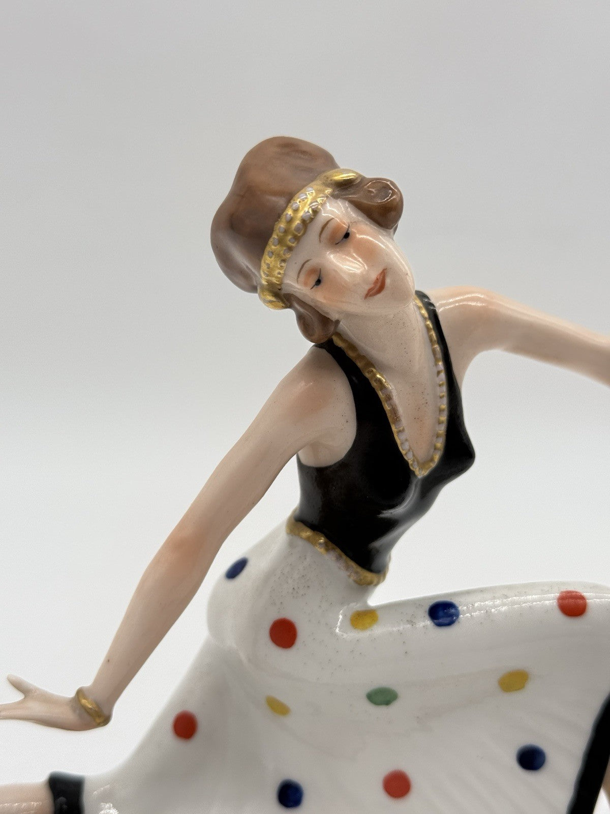 ART DECO TÄNZERIN AUF GOLDFARBENEM SOCKEL - WIENER PORZELLAN