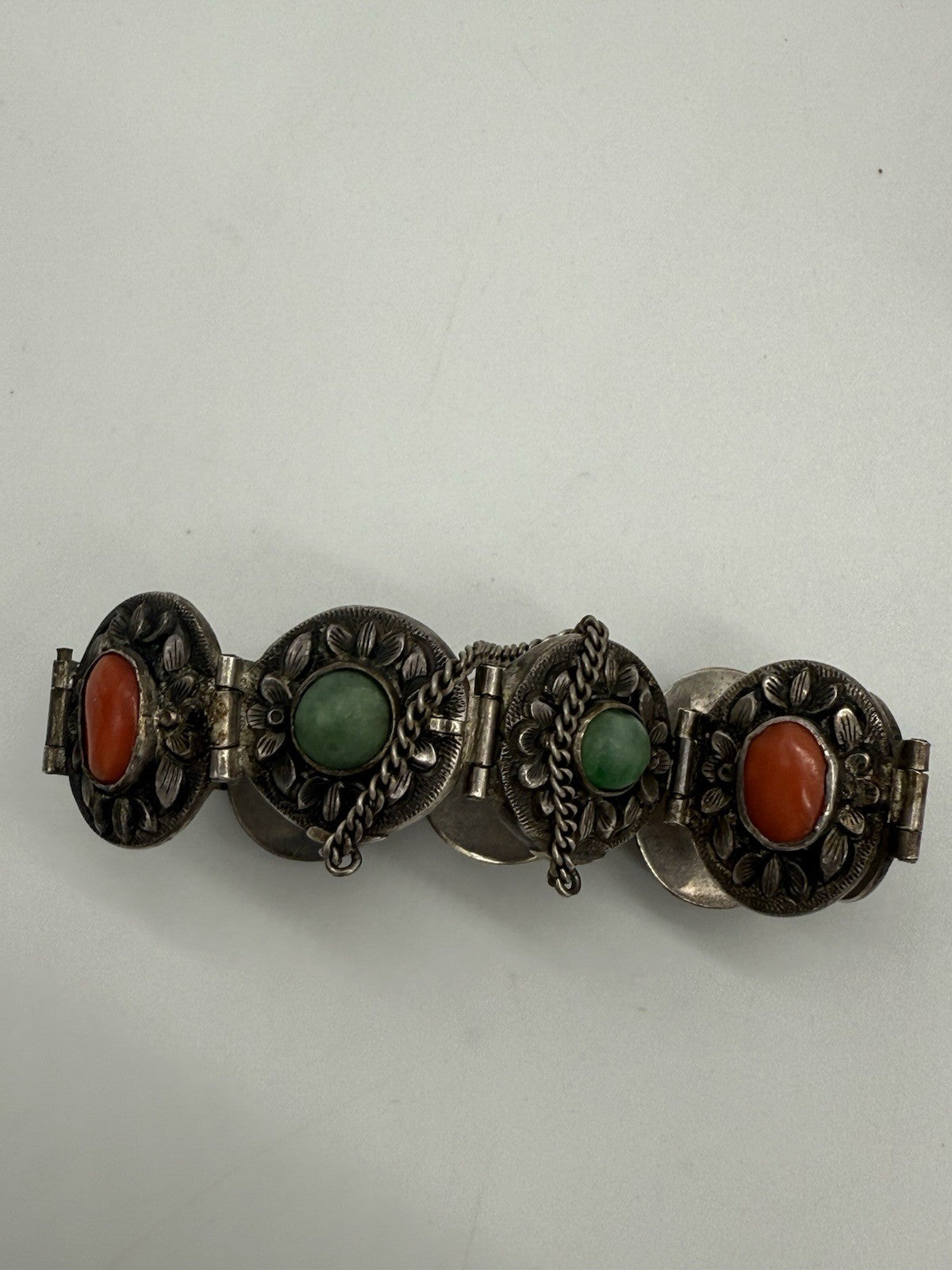 ANTIKES CHINESISCHES EXPORT FLORALES SILBER ARMBAND MIT JADE & KORALLE