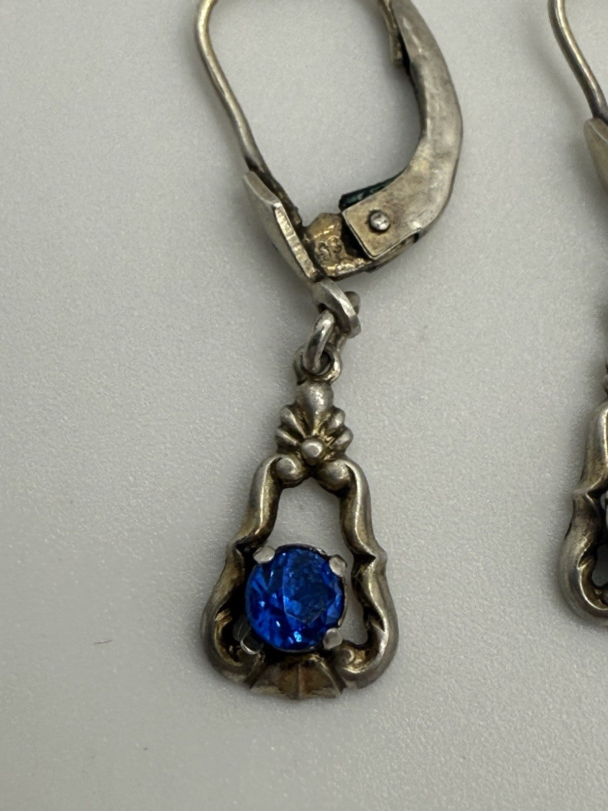FUNKELNDE ECHTSILBER VINTAGE OHRRINGE MIT BLAUEM STEIN