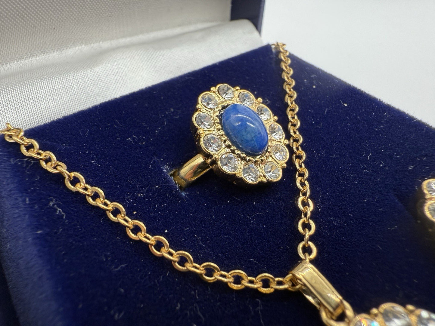 VINTAGE SCHMUCKSET BLAU-GOLD MIT STRASS - HALSKETTE, OHRSCHMUCK & RING