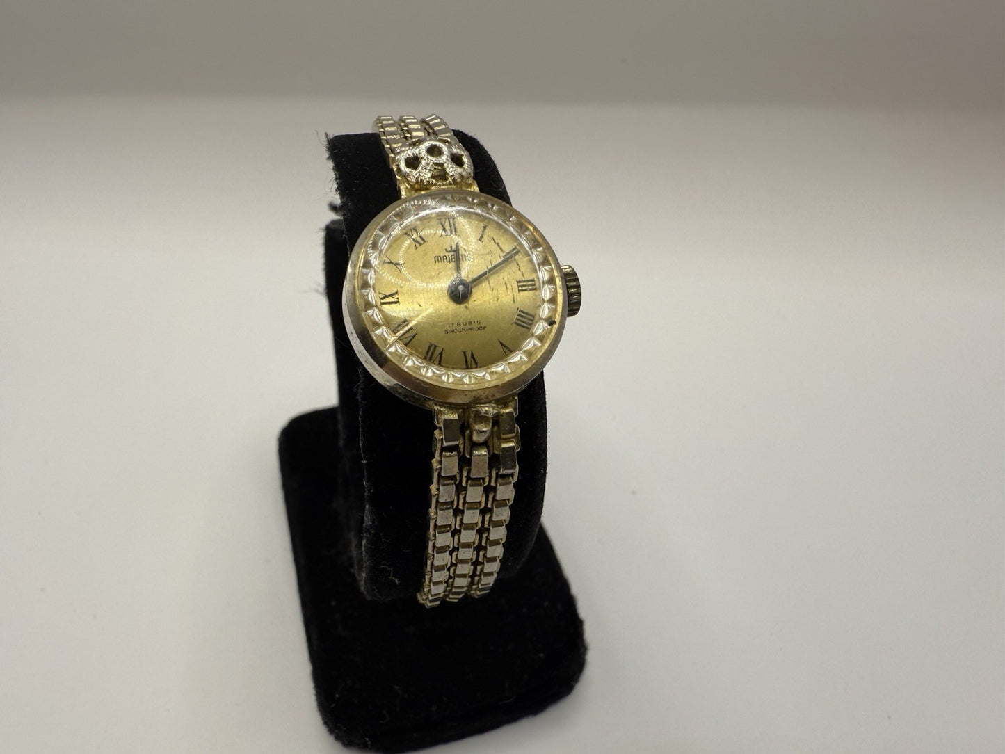 MAJESTIC 17 RUBIS HANDAUFZUG DAMENUHR VINTAGE RETRO LÄUFT AN