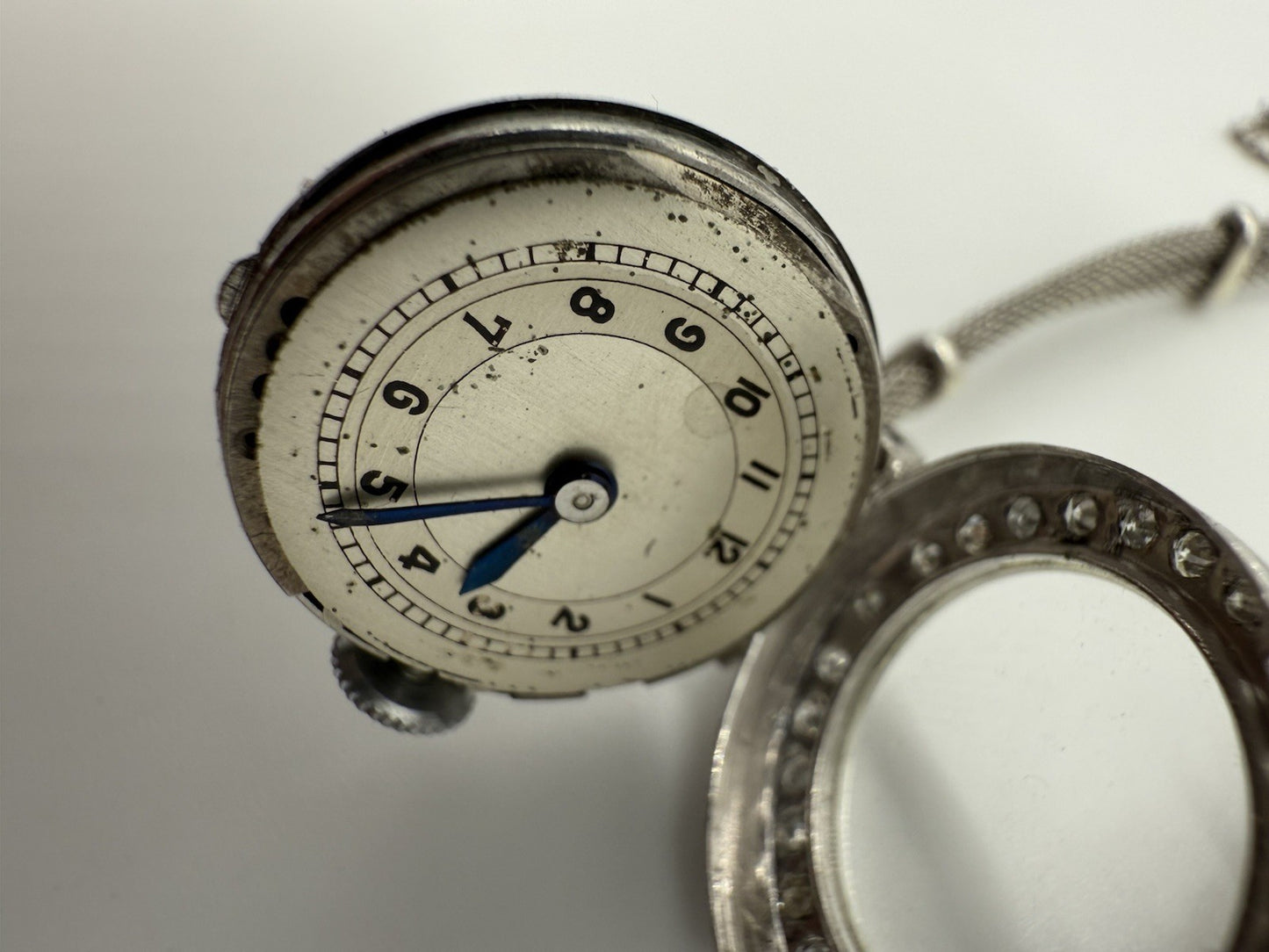 ANTIKE ART DÉCO DAMENARMBANDUHR WEIßGOLD MIT DIAMANTEN UM 1920 - LÄUFT