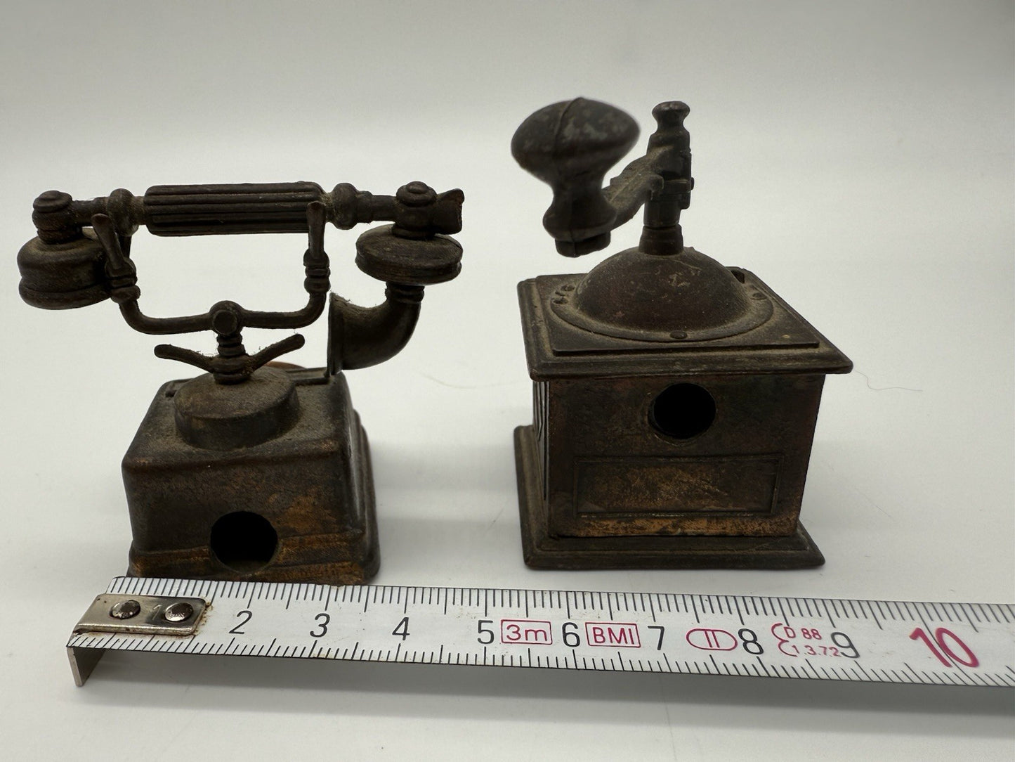 VINTAGE ANSPITZER BLEISTIFTSPITZER ALS TELEFON & KAFFEEMÜHLE MINIATUR