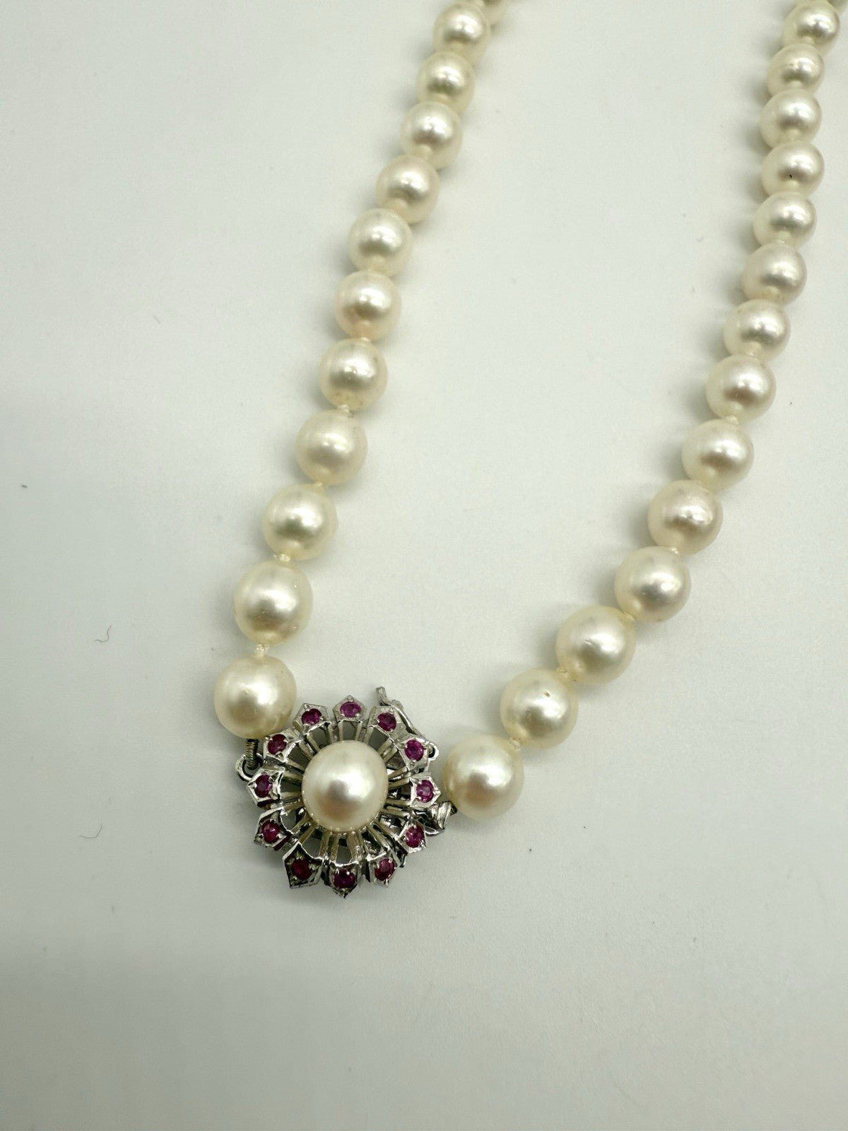 ANTIKE PERLENKETTE MIT 585er 14K GOLD VERSCHLUSS MIT RUBIN, AKOYA COLLIER
