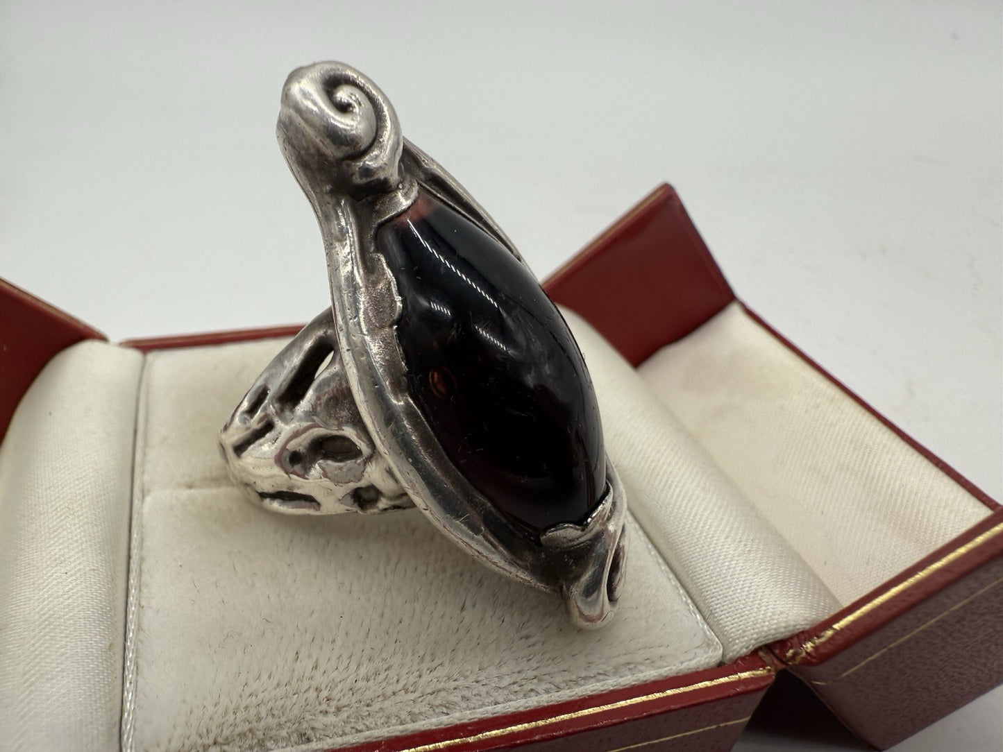 VINTAGE 925 SILBER RING GOTHIC STIL MIT GROßEM DUNKELROTEN STEIN GR.56