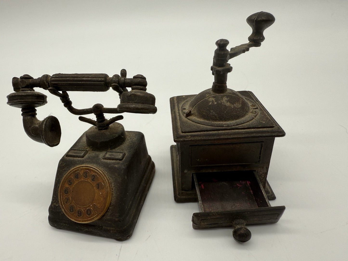 VINTAGE ANSPITZER BLEISTIFTSPITZER ALS TELEFON & KAFFEEMÜHLE MINIATUR
