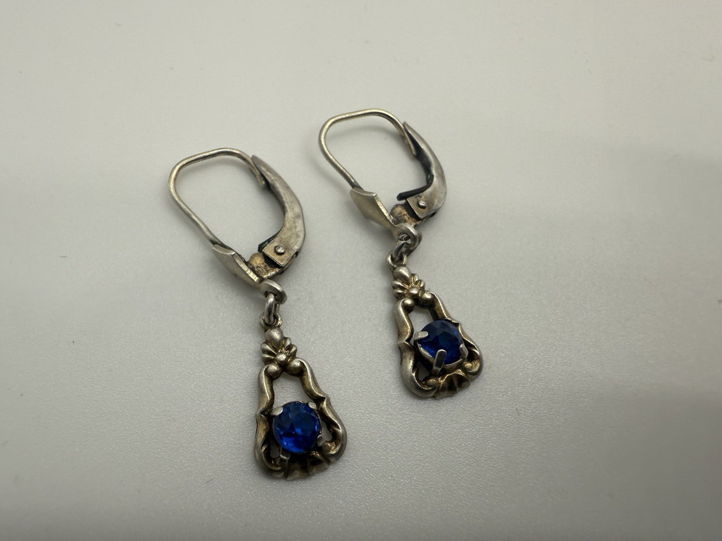 FUNKELNDE ECHTSILBER VINTAGE OHRRINGE MIT BLAUEM STEIN