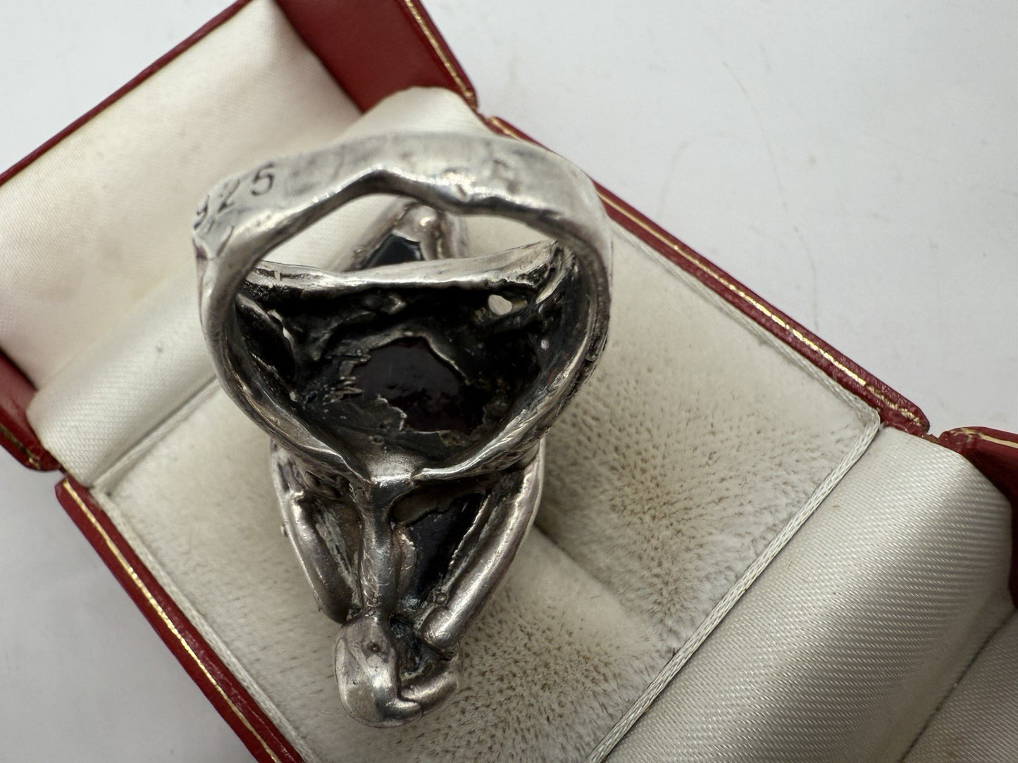 VINTAGE 925 SILBER RING GOTHIC STIL MIT GROßEM DUNKELROTEN STEIN GR.56