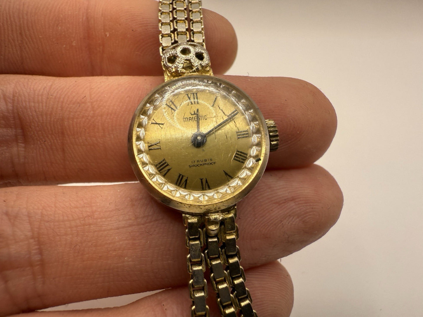 MAJESTIC 17 RUBIS HANDAUFZUG DAMENUHR VINTAGE RETRO LÄUFT AN
