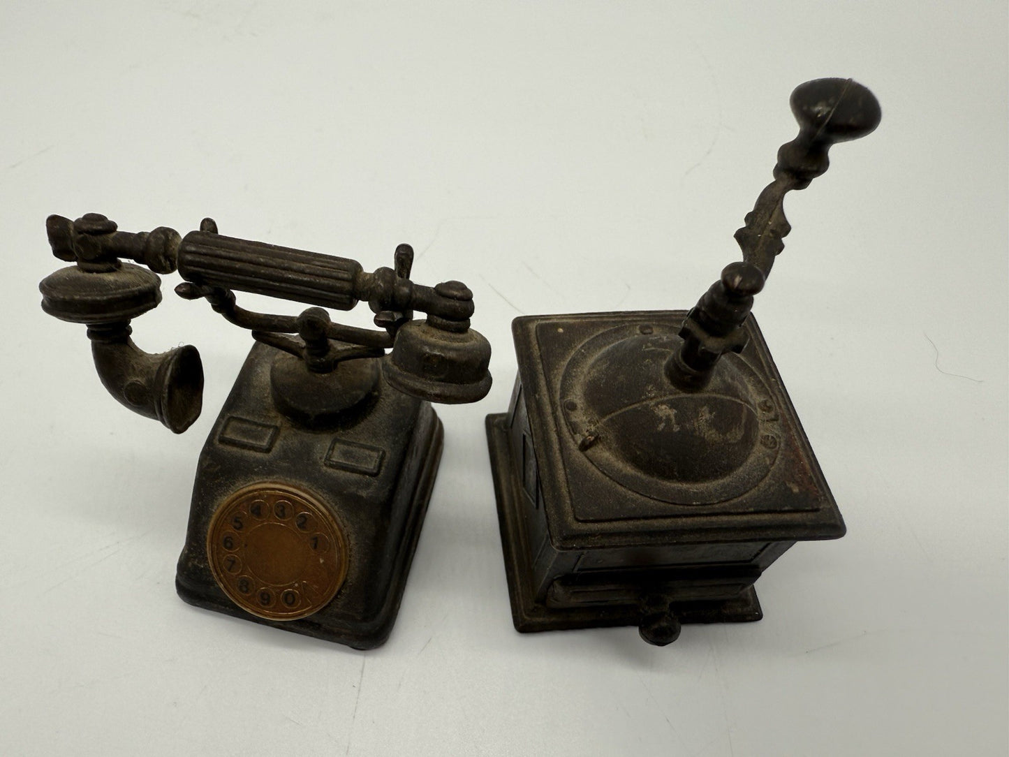 VINTAGE ANSPITZER BLEISTIFTSPITZER ALS TELEFON & KAFFEEMÜHLE MINIATUR