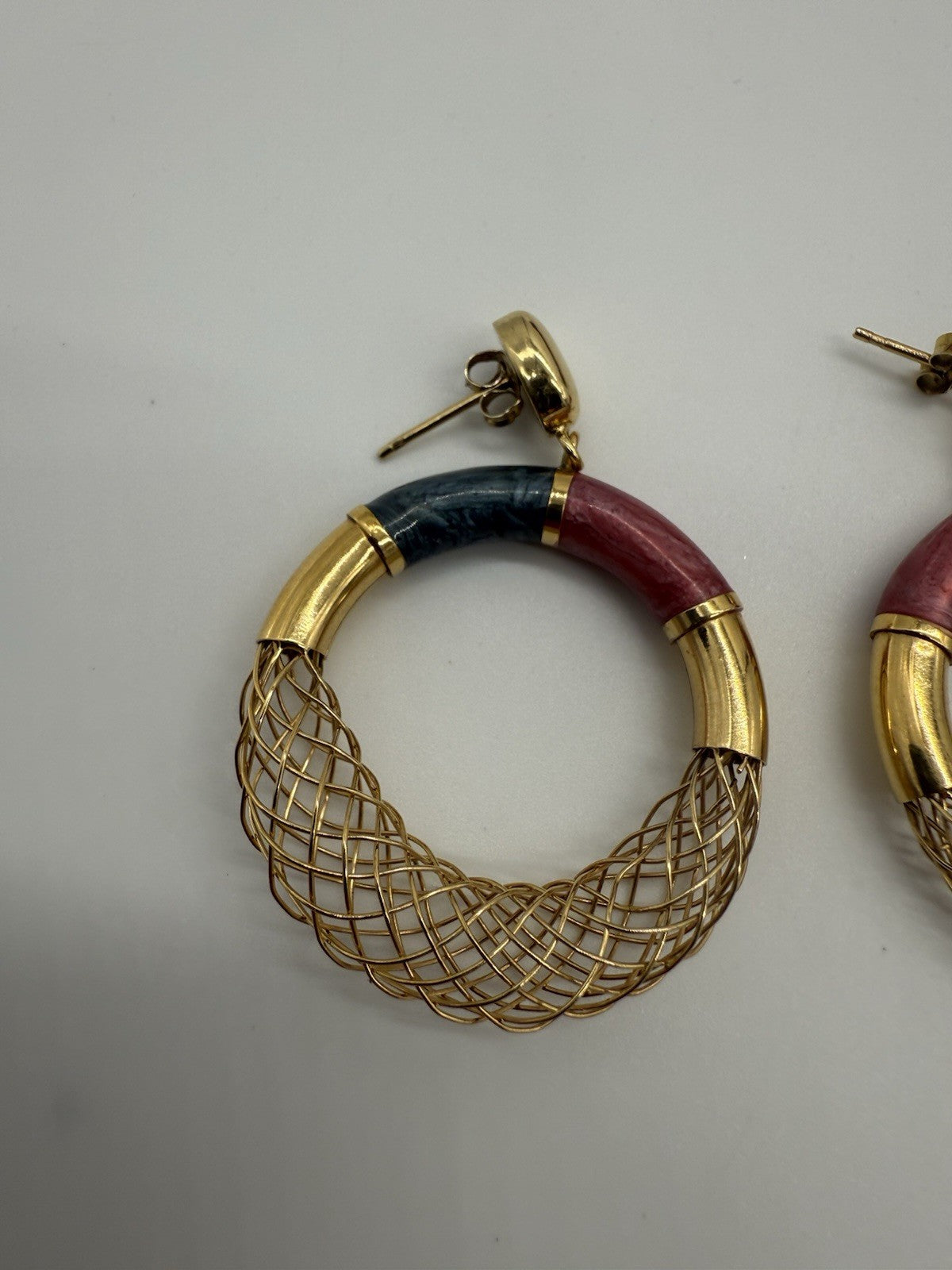 DESIGN-CREOLEN AUS 750 GOLD (18K) EMAILLE & GOLDGEFLECHT