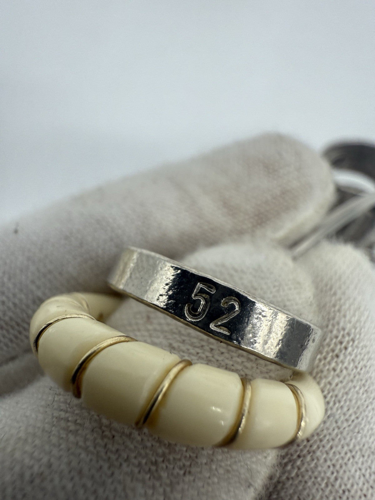 VINTAGE GESCHNITZER KNOCHEN RING MIT GOLD DRAHT GR.52