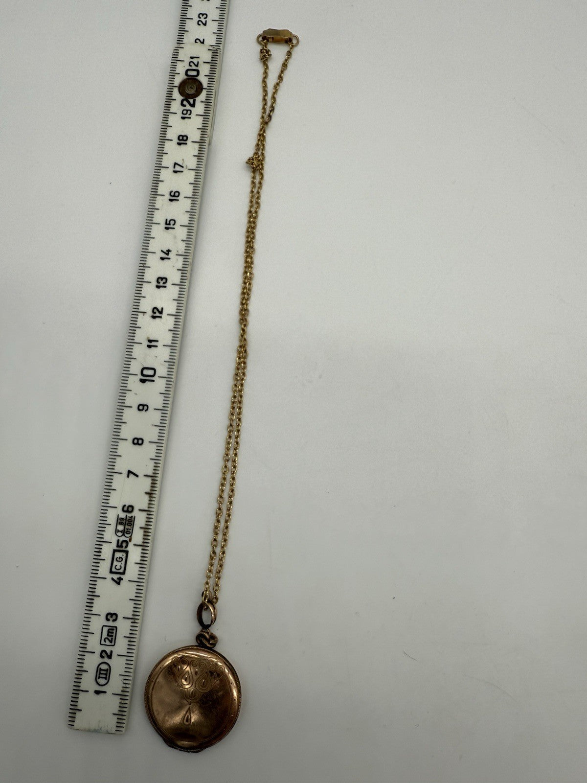 ANTIKES ROLLED GOLD MEDAILLON ART DECO MIT KETTE