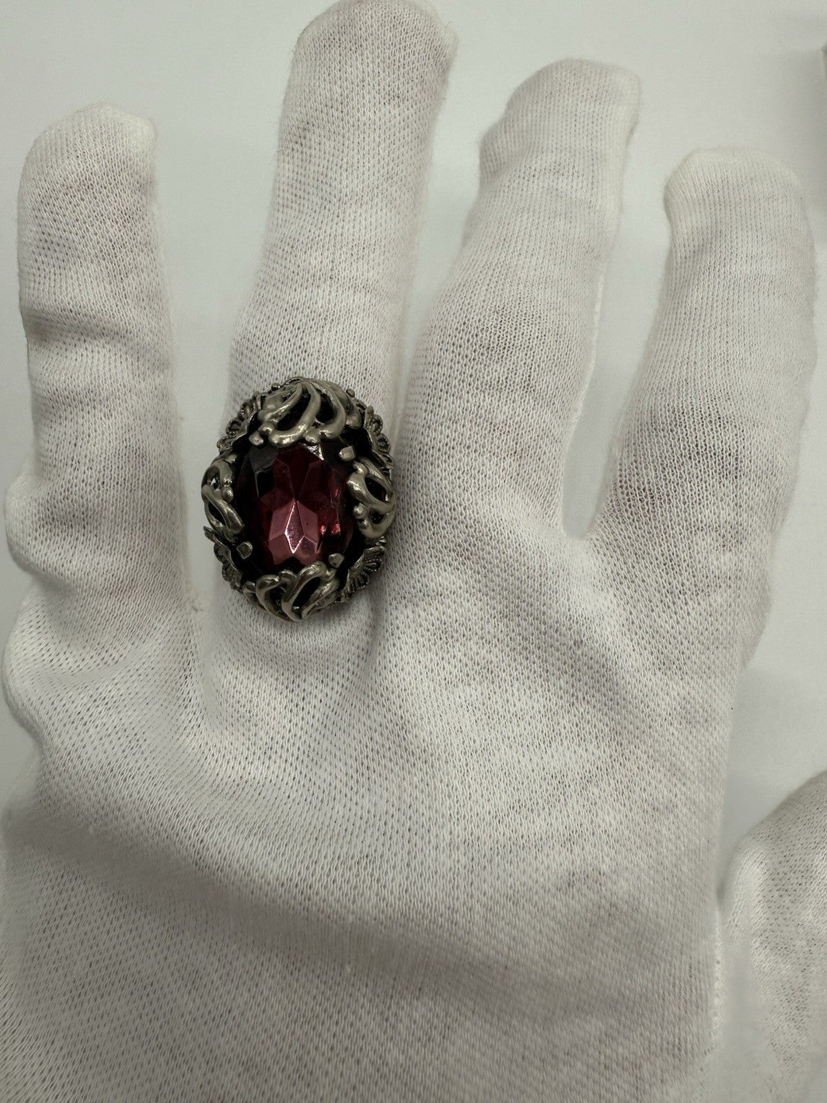 AUFFÄLIGER SILBER COCKTAILRING MIT VIOLETTEM GLASSTEIN FLORAL STIL GR.53