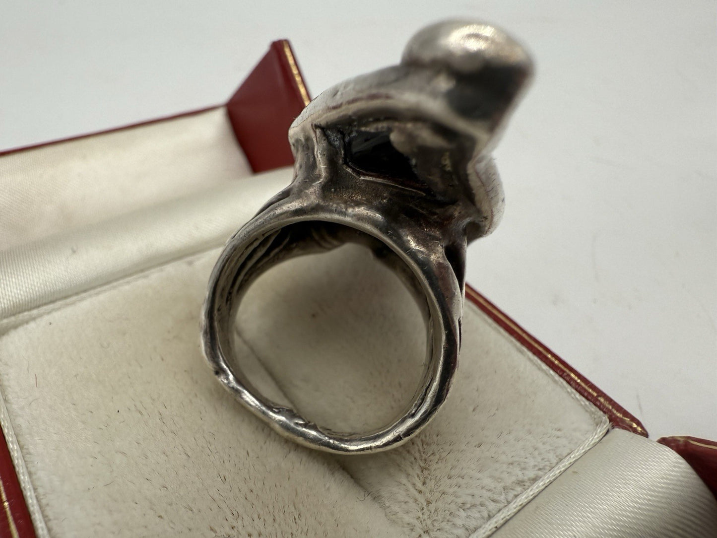 VINTAGE 925 SILBER RING GOTHIC STIL MIT GROßEM DUNKELROTEN STEIN GR.56